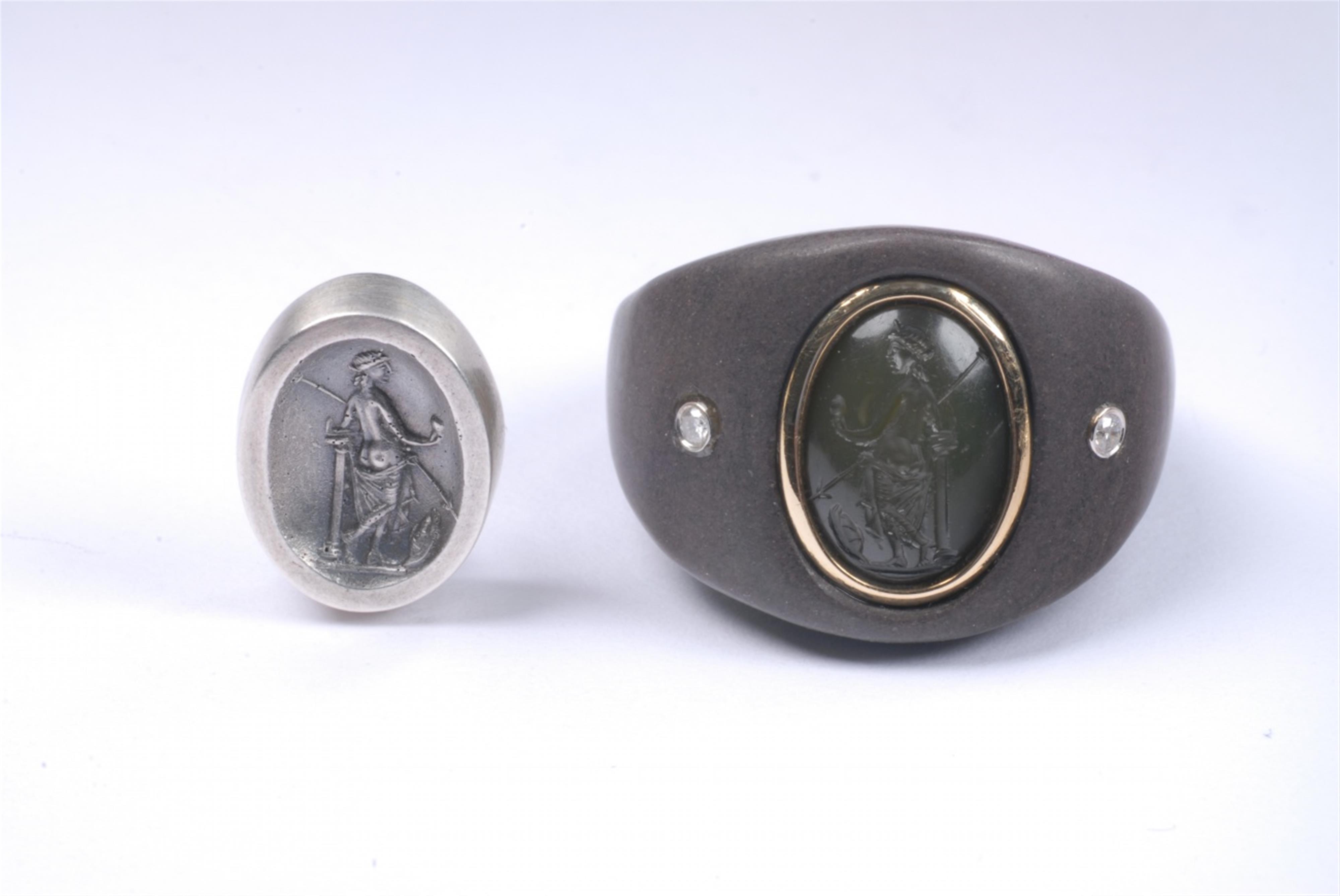 A modern gold ring with an ancient Roman intaglio. - image-4