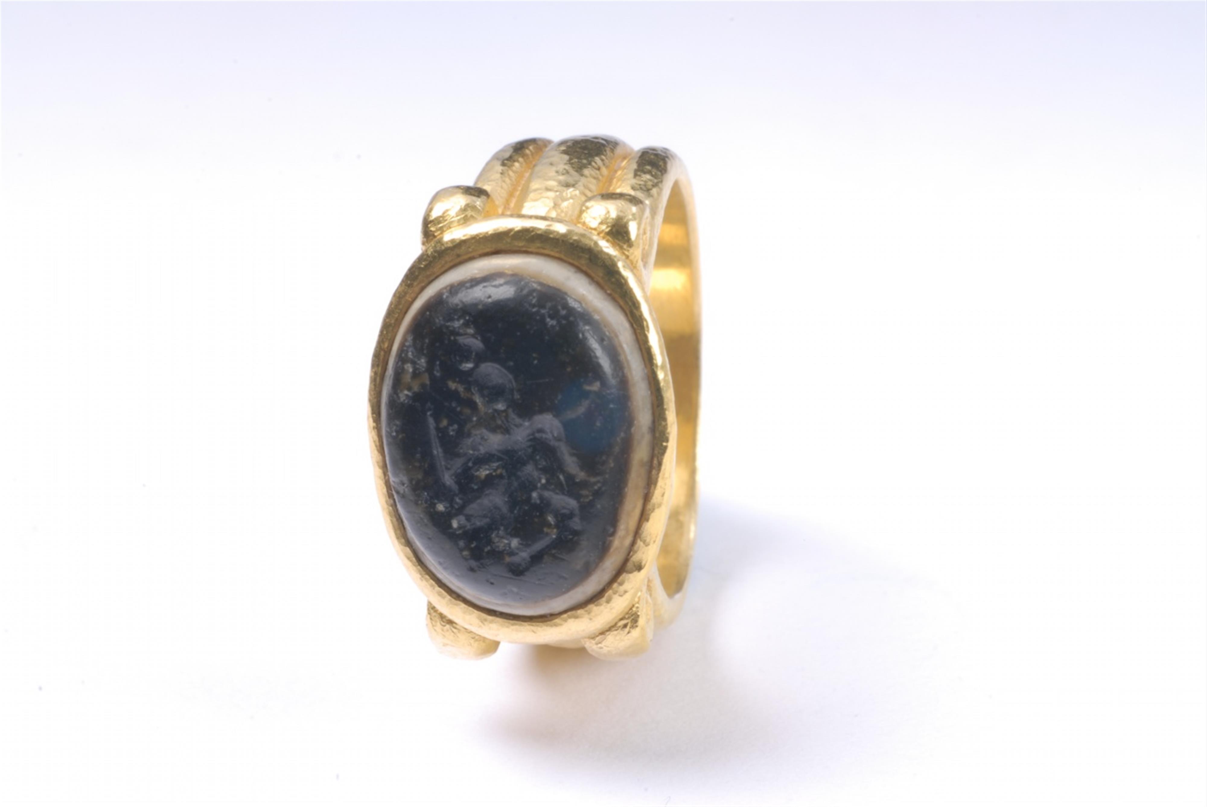 A neoclassical gold ring with an ancient Roman intaglio. - image-1