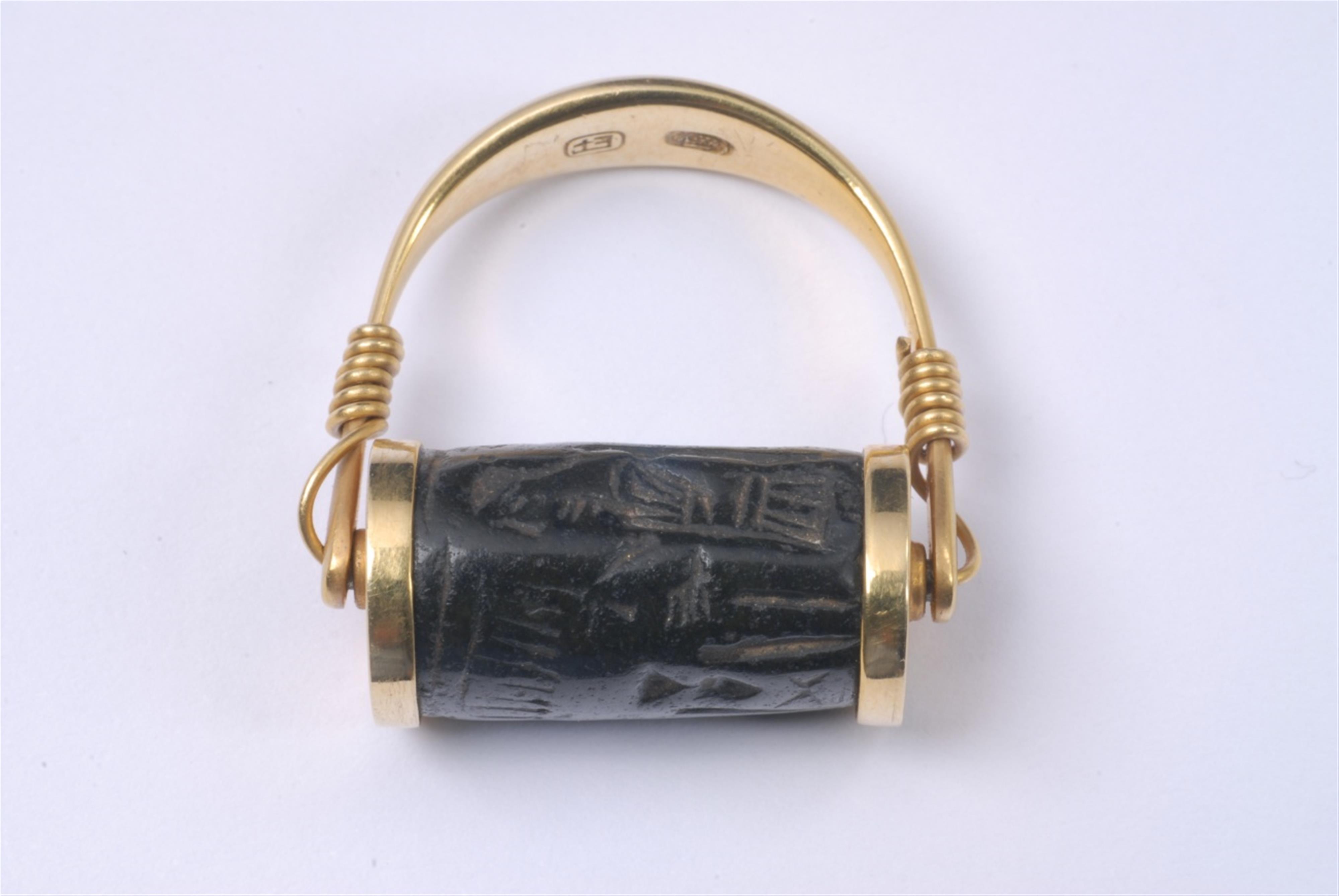 An 18k gold ring with an Ancient Babylonian black steatite cylinder seal. - image-1