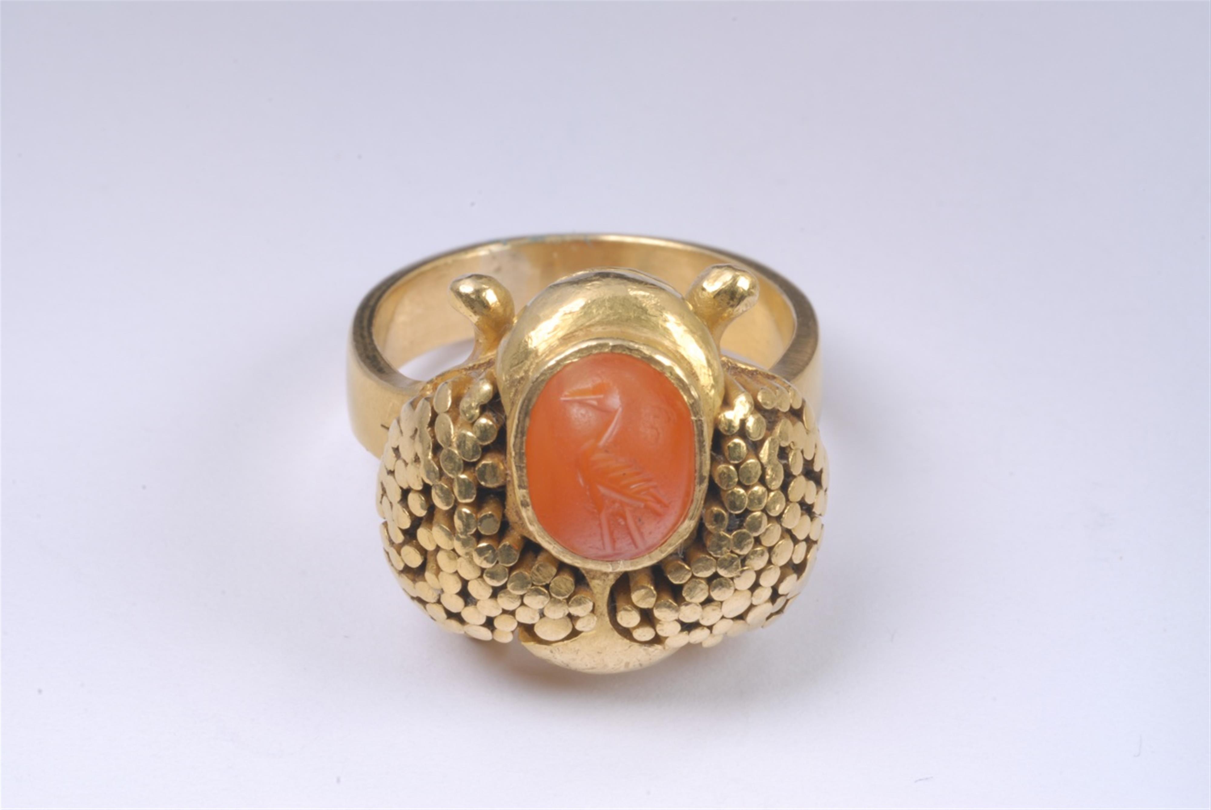 A gentleman's gold ring with a Sasanian intaglio. - image-1