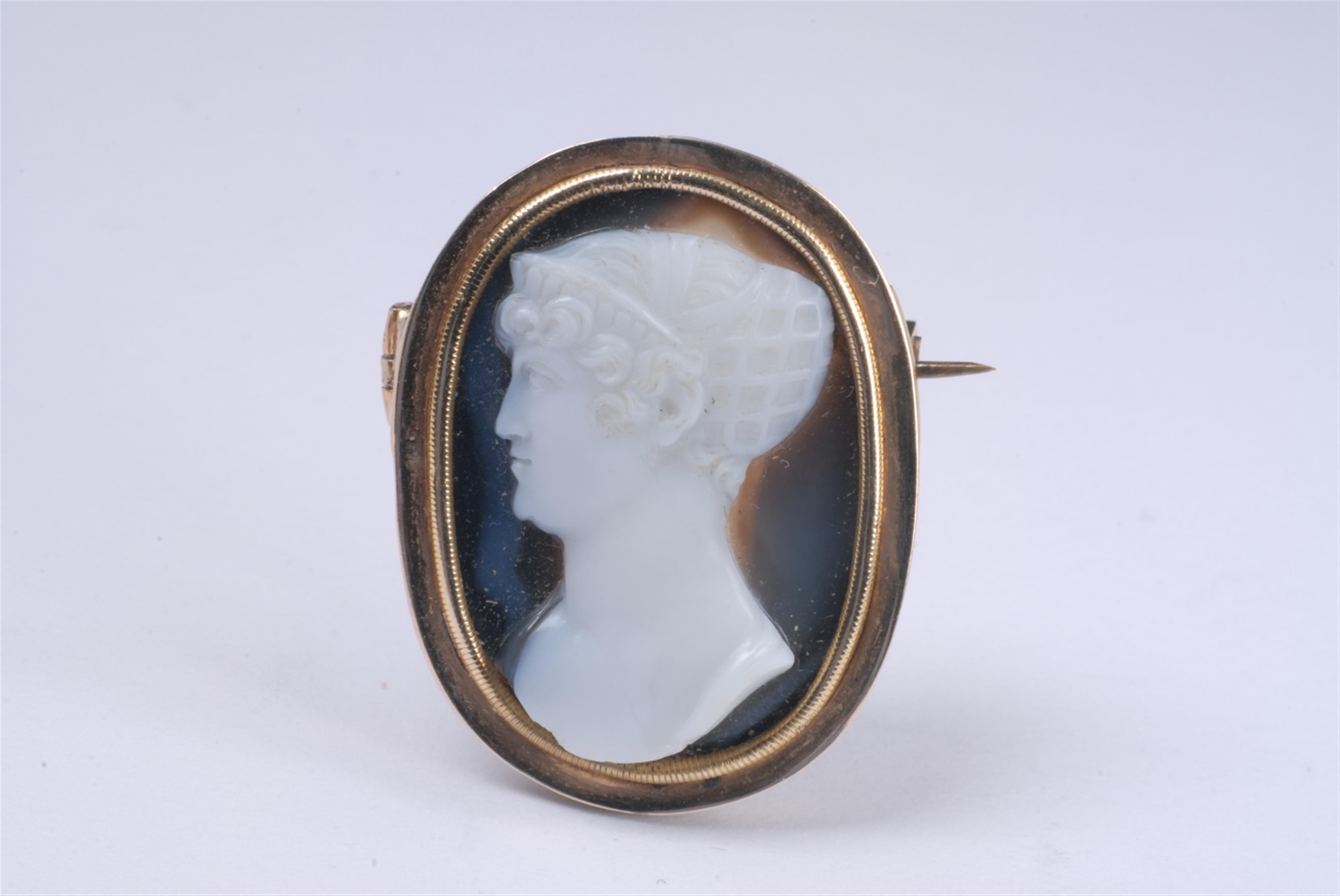 An 8/9k red gold neoclassical cameo brooch. - image-2
