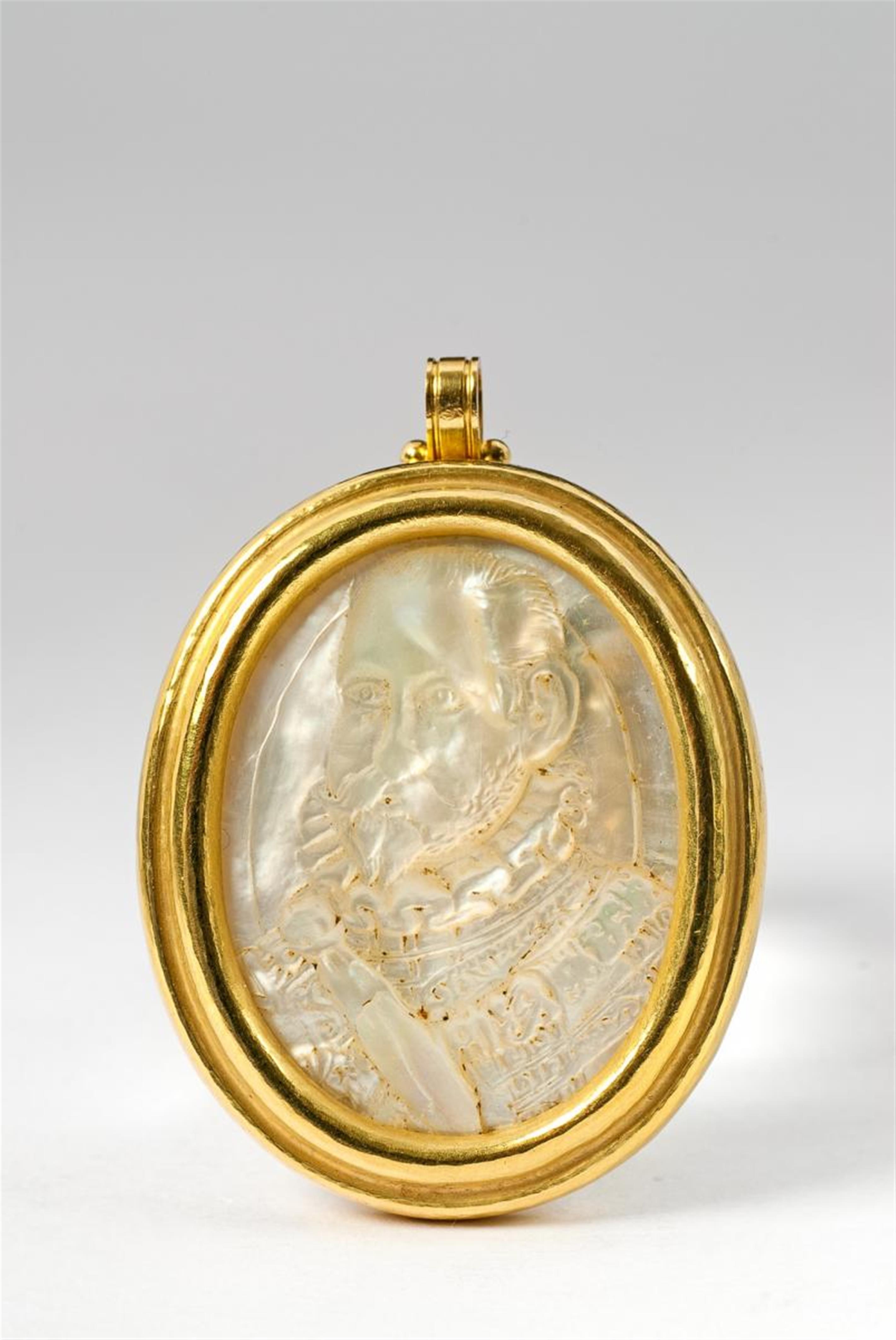 An 18k gold pendant with a mother of pearl relief - image-1