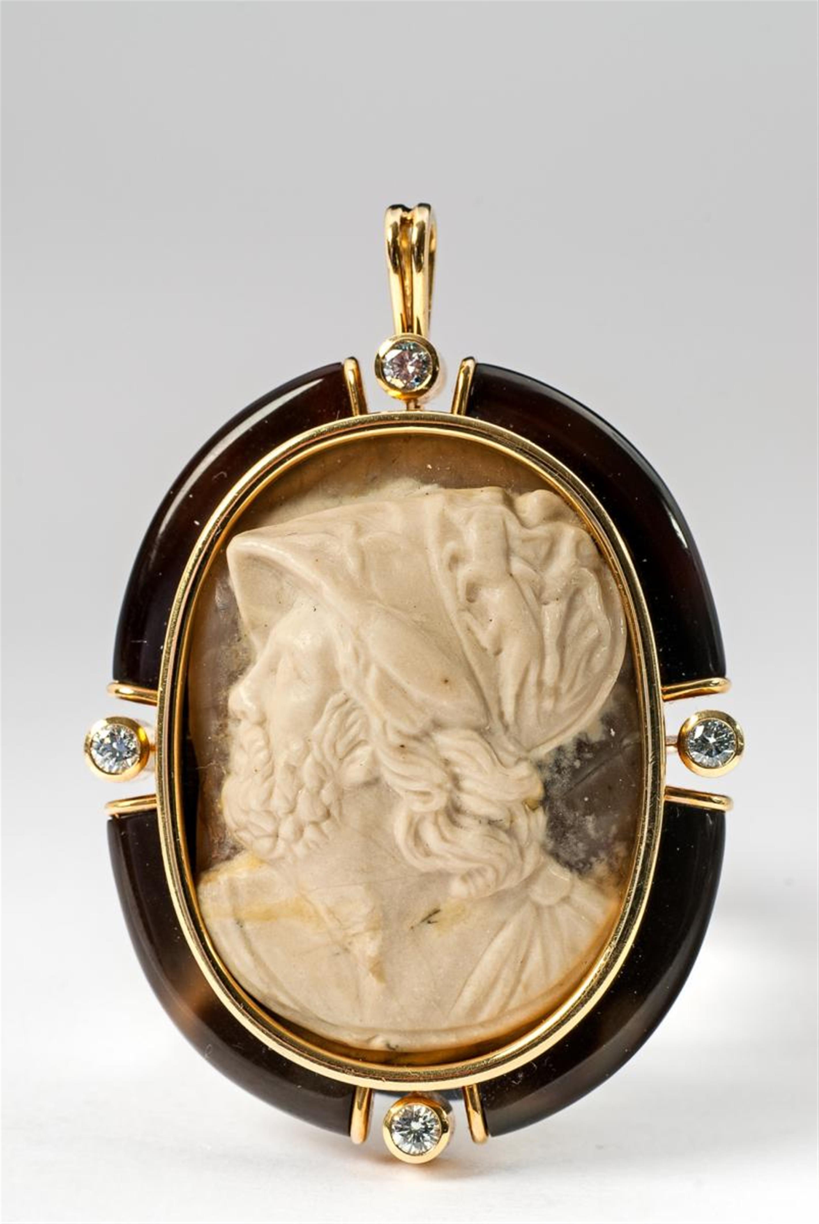 An 18k gold and enamel pendant with a historical sardonyx cameo - image-1