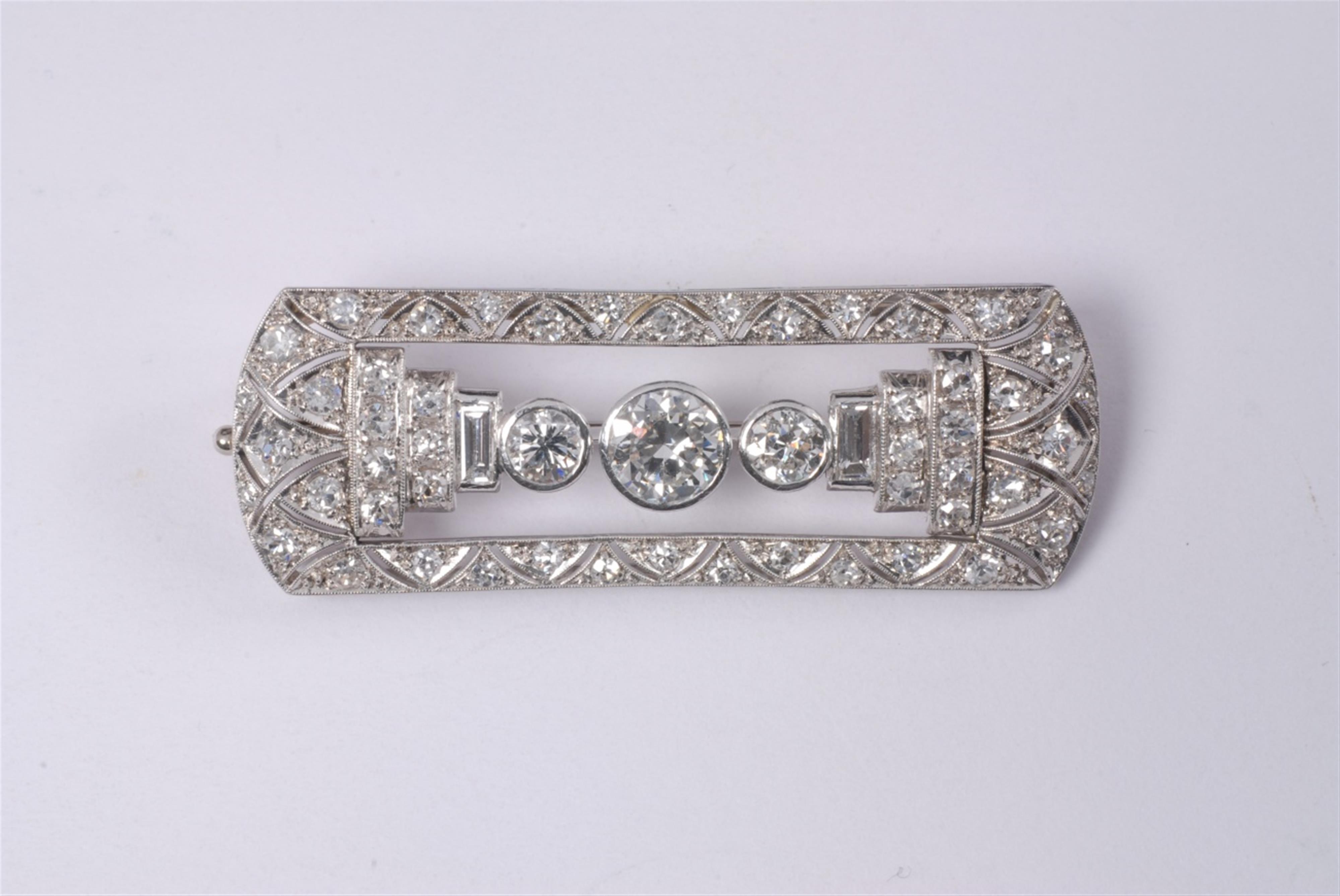 An 18k white gold and diamond art déco brooch - image-1