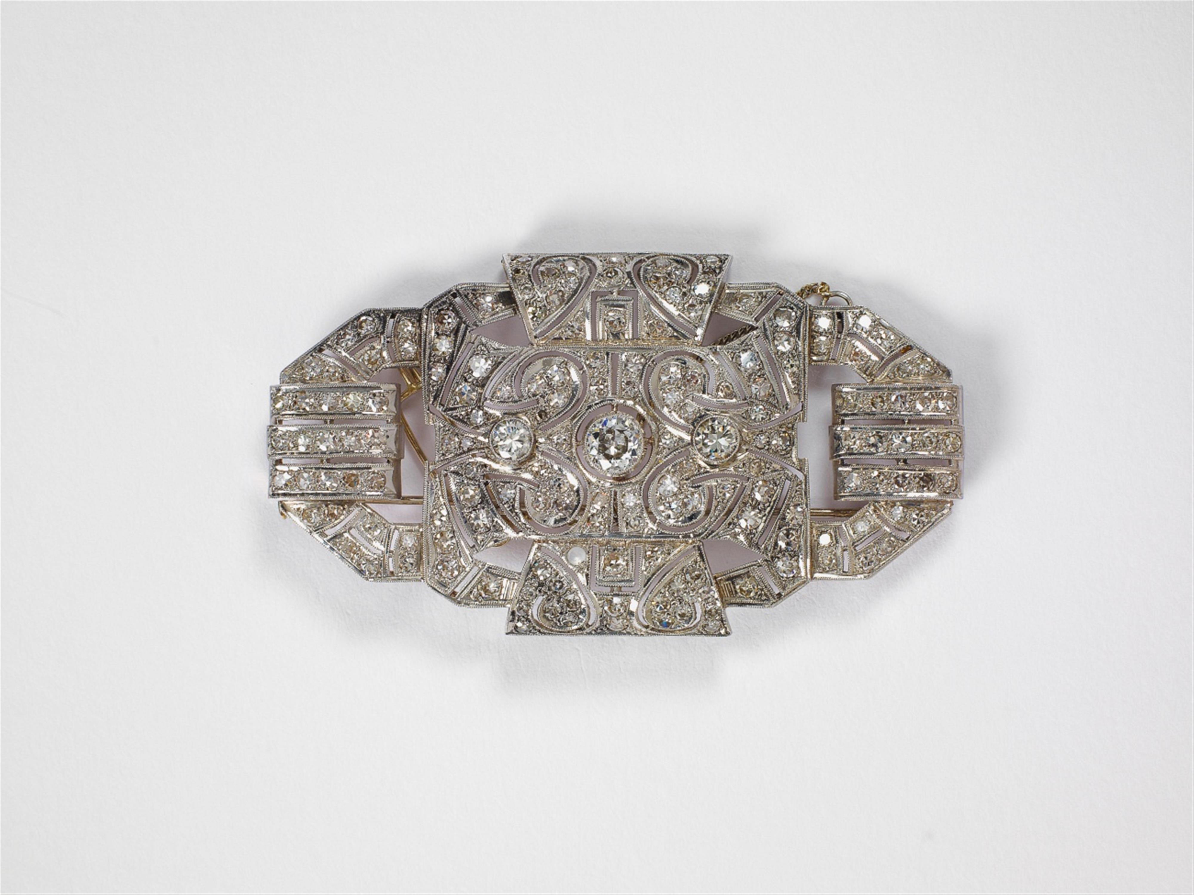 A platinum and diamond art déco brooch - image-1