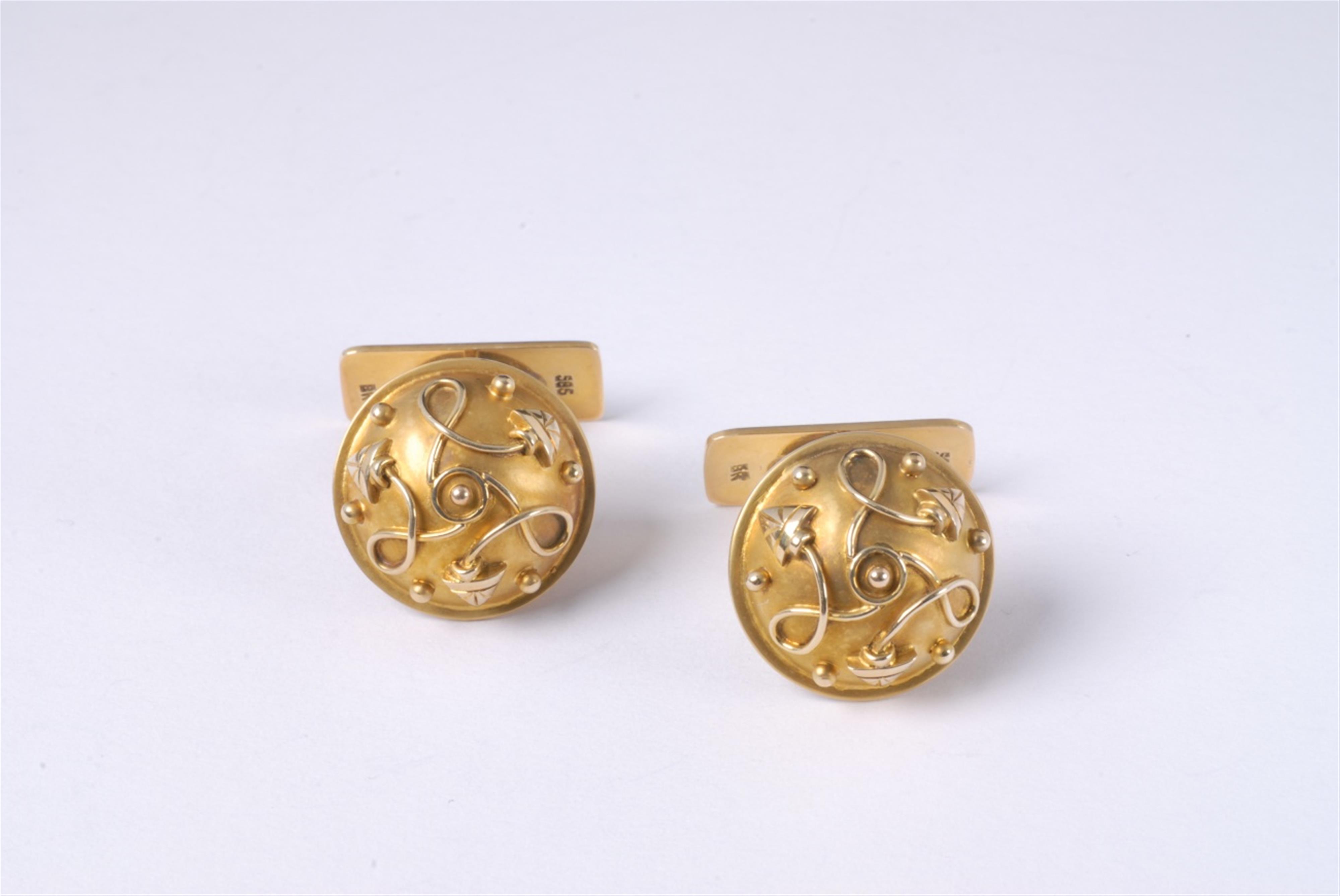 A pair of German 14k gold cufflinks with foliate decor. - image-1