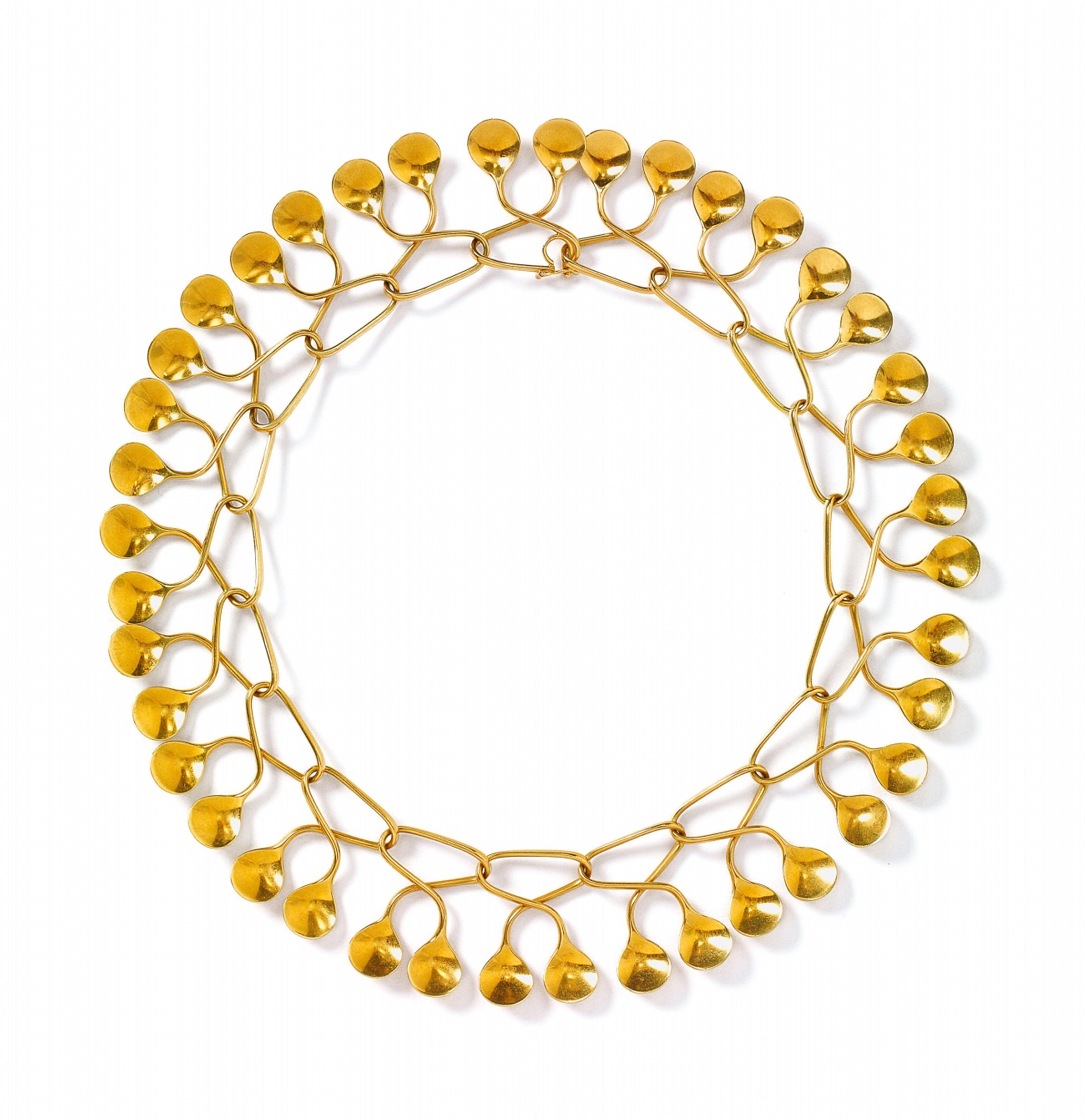 An 18k gold linked collier of stylised gingko leaf design. - image-1