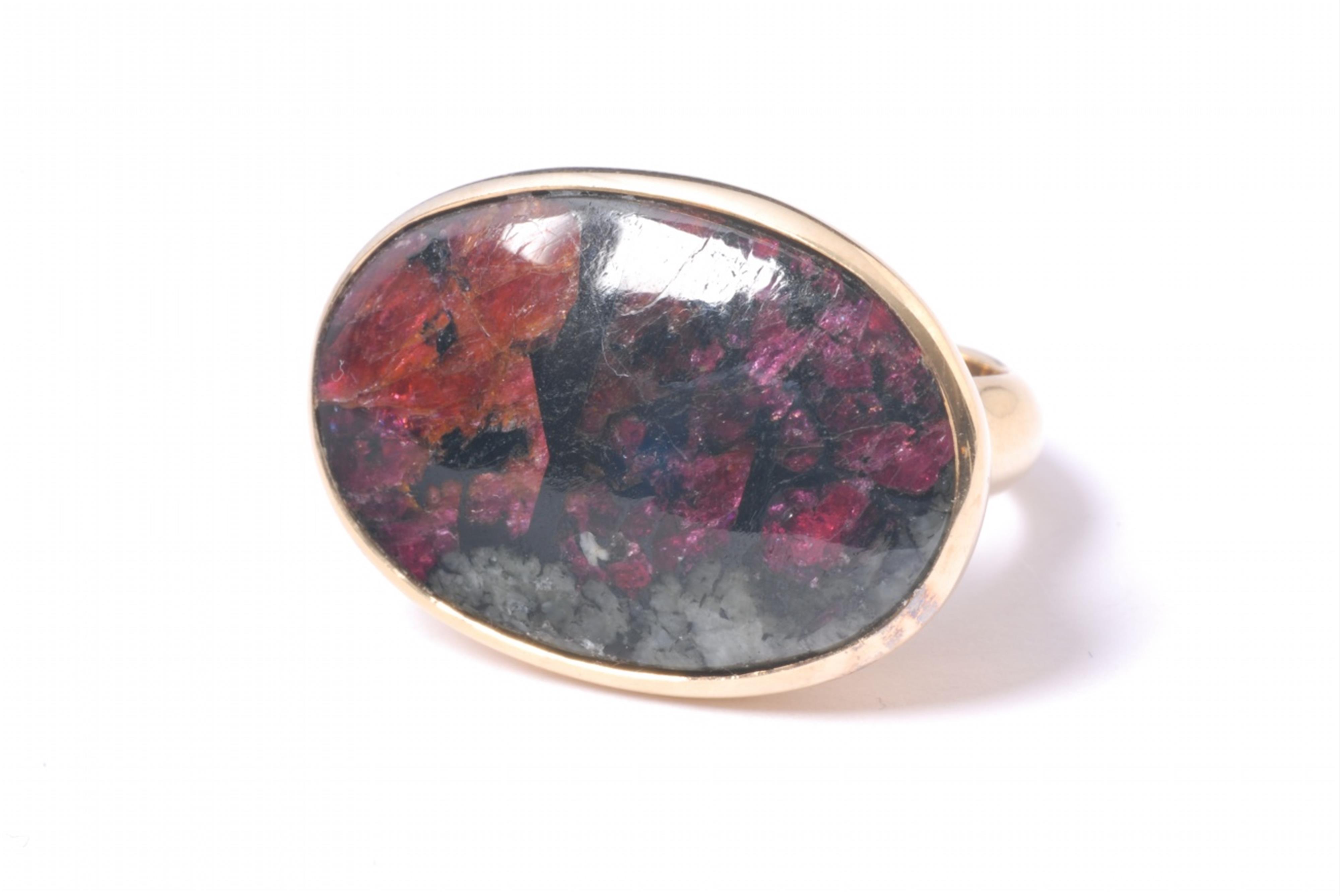 An 18k gold ring with Russian eudalite matrix. - image-1