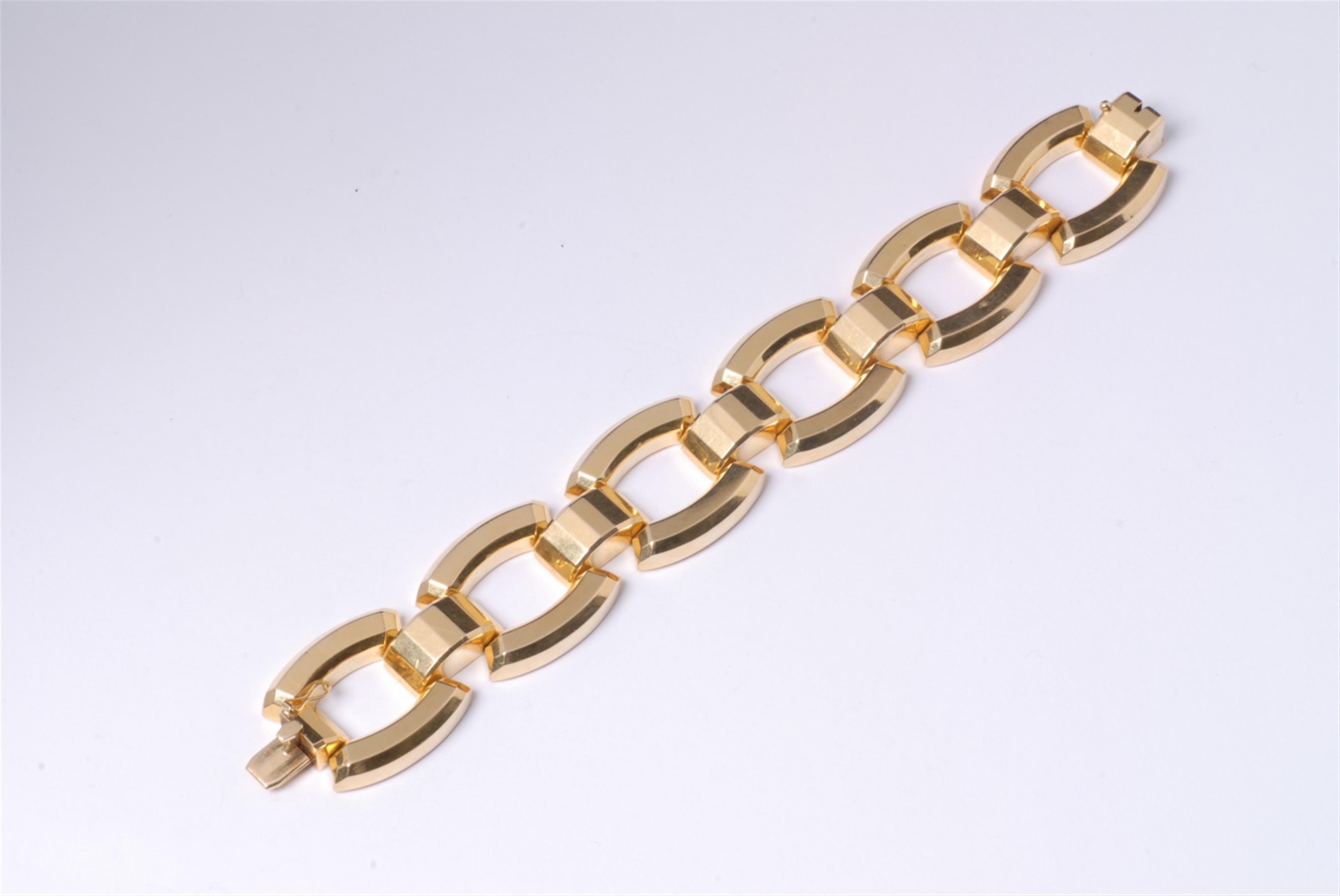 An 18k gold chain bracelet. - image-1