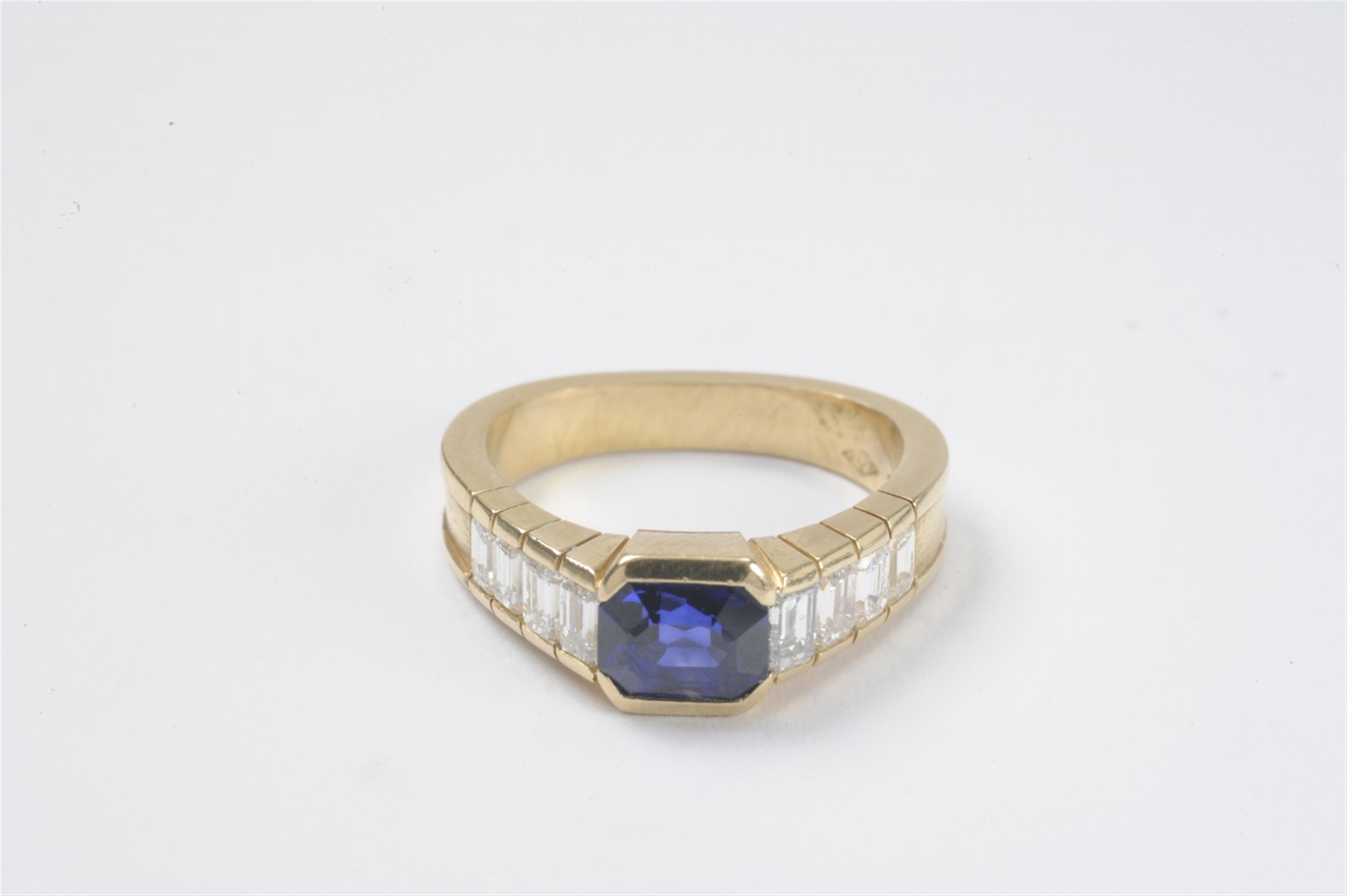 An 18k gold, sapphire, and diamond ring - image-2