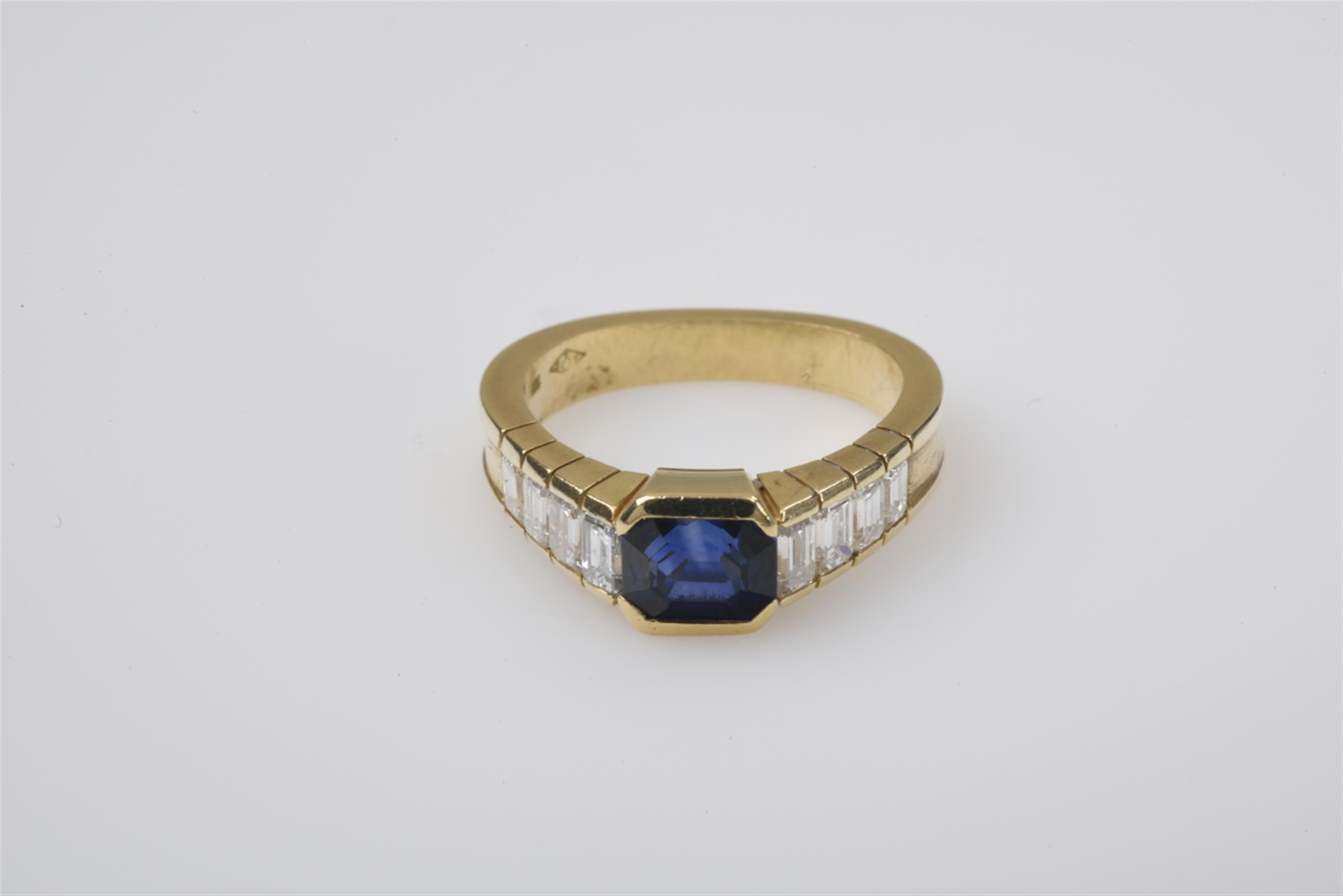 An 18k gold, sapphire, and diamond ring - image-4