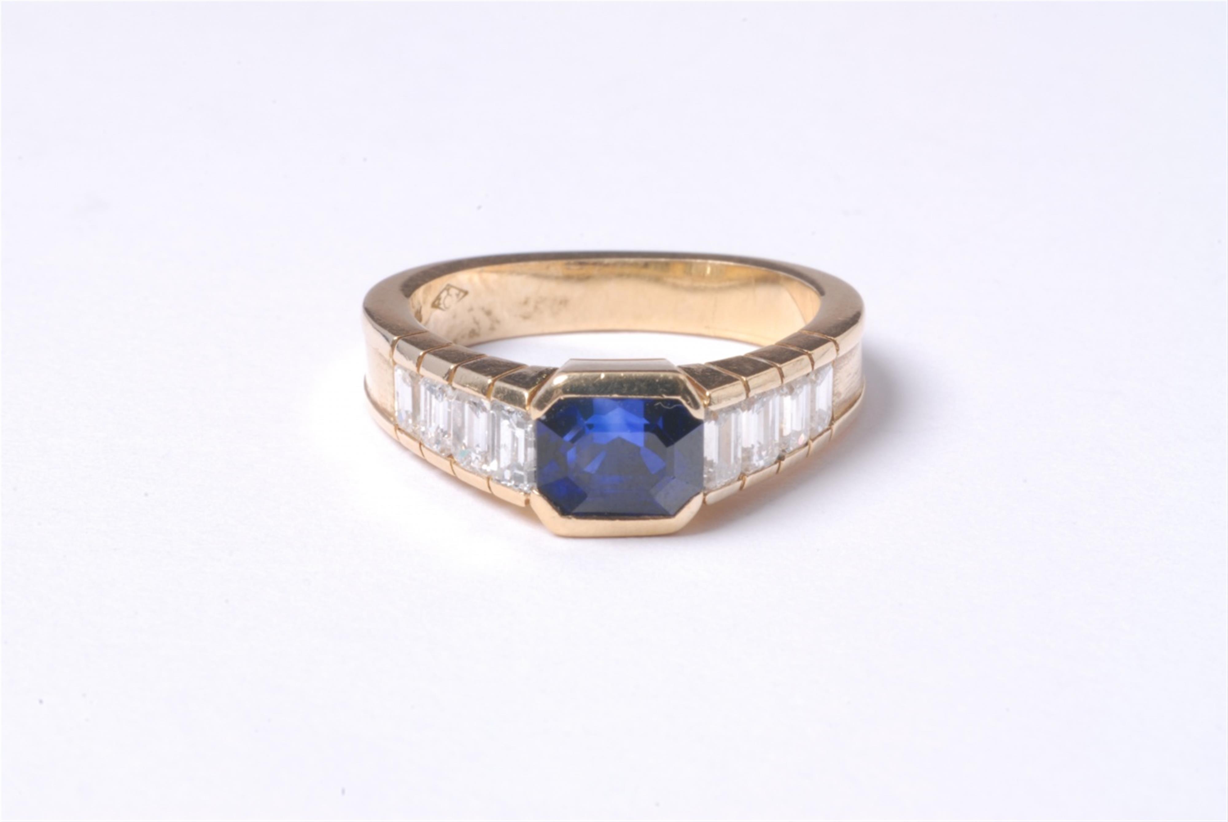 An 18k gold, sapphire, and diamond ring - image-1