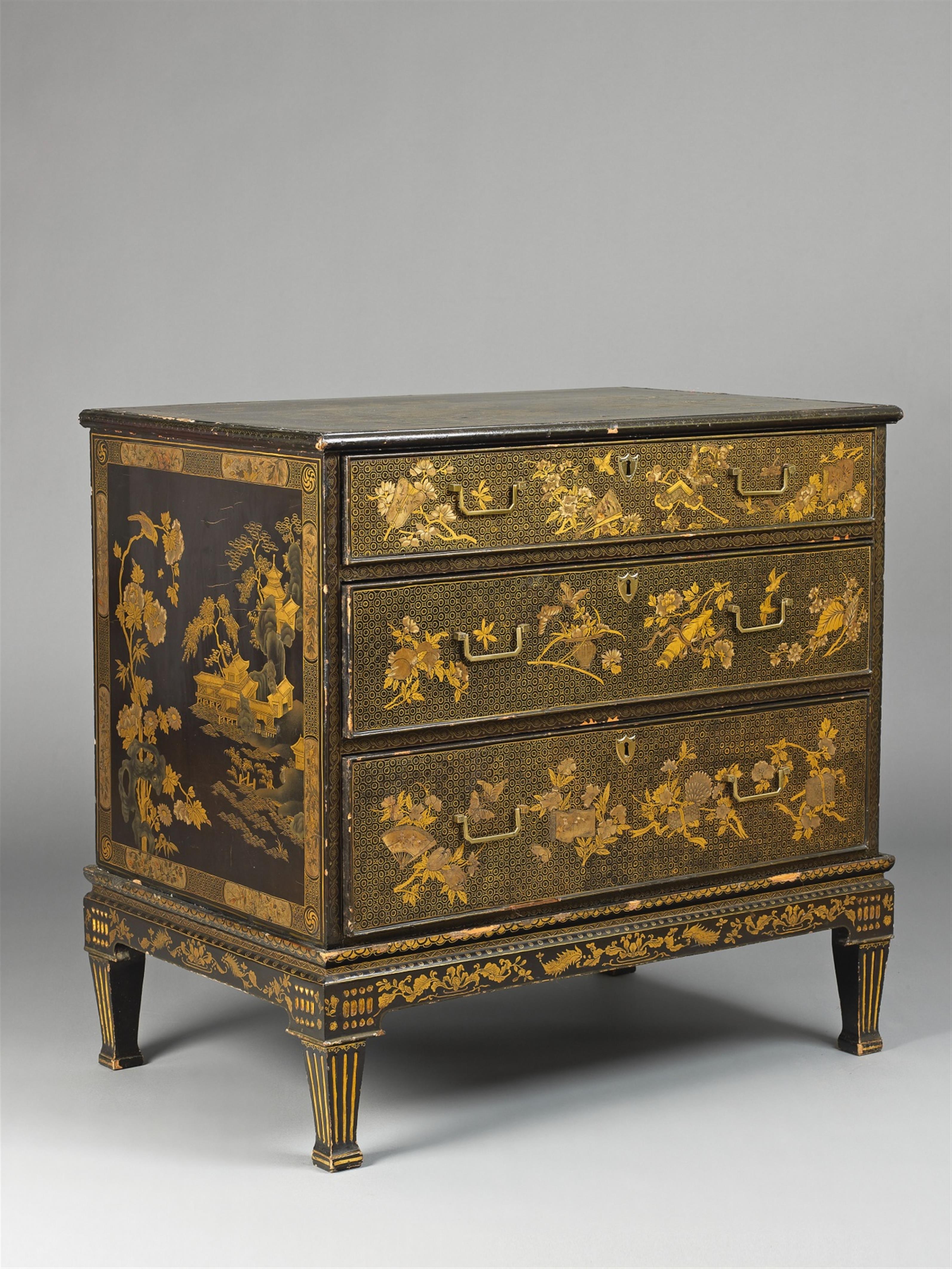 A Dutch lacquered chest of drawers with chinoiserie decor. - image-3