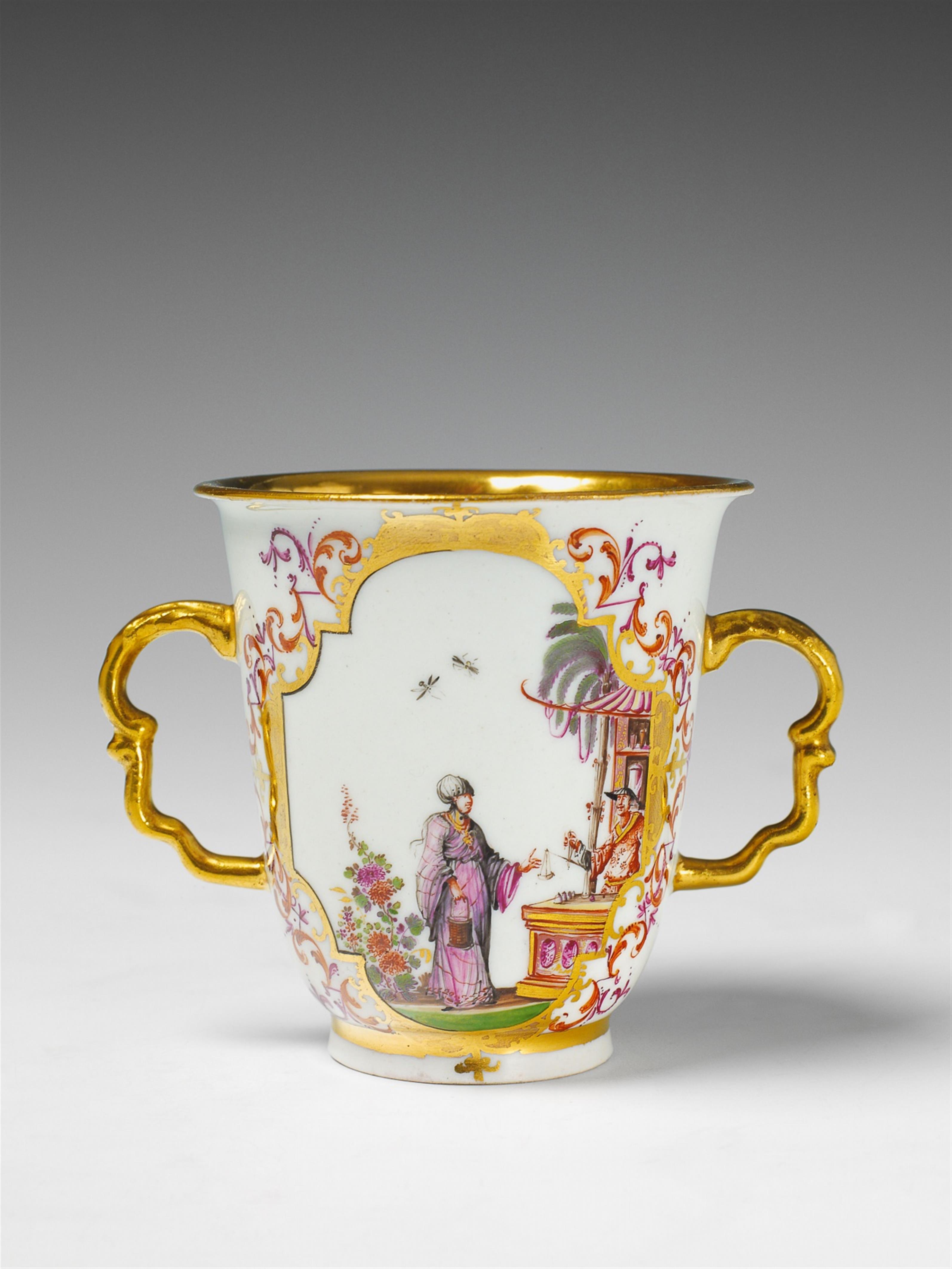 A Meissen porcelain beaker with chinoiserie decor. - image-1