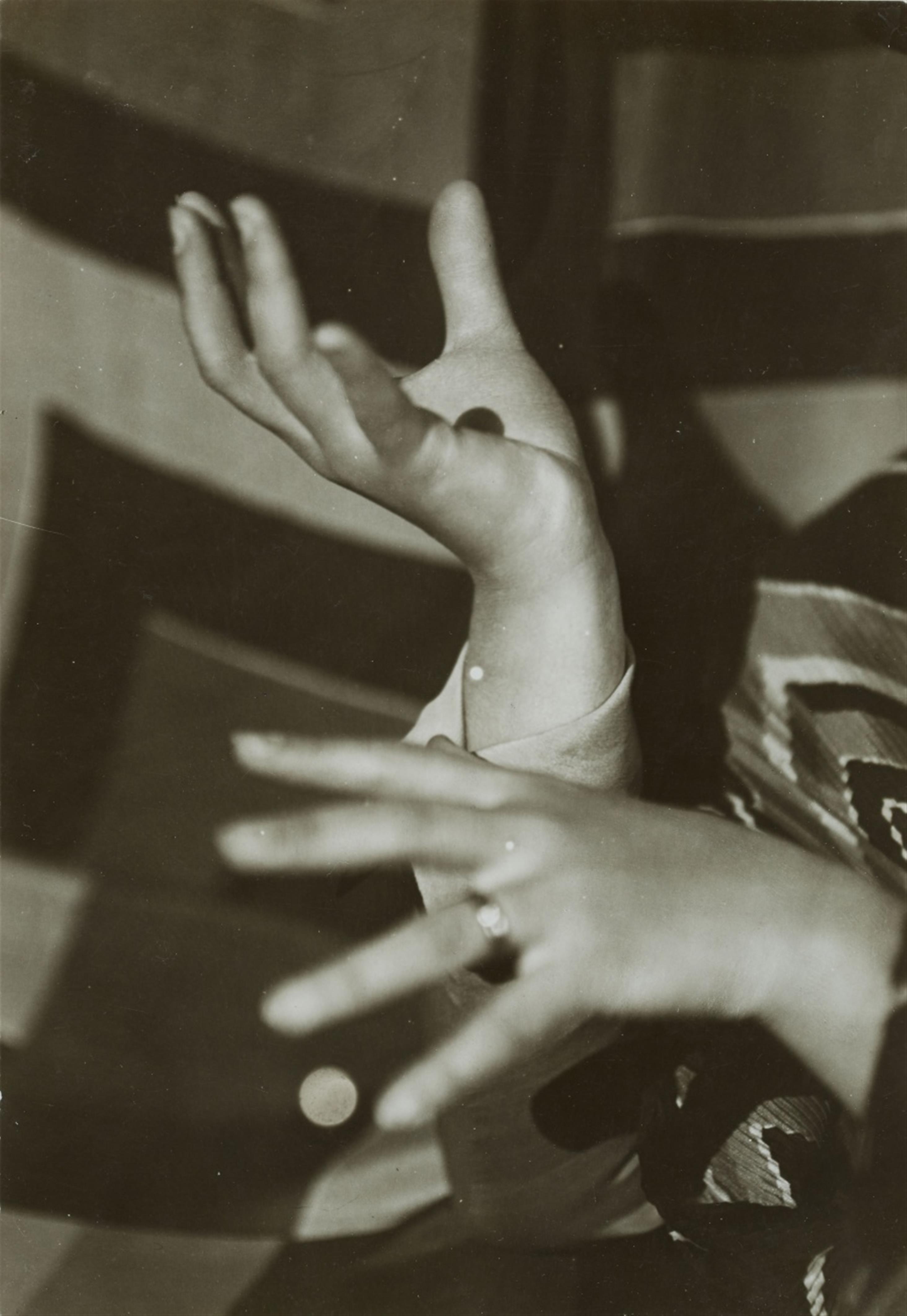 Germaine Krull - Hände der Malerin Sonja Delaunay - image-1