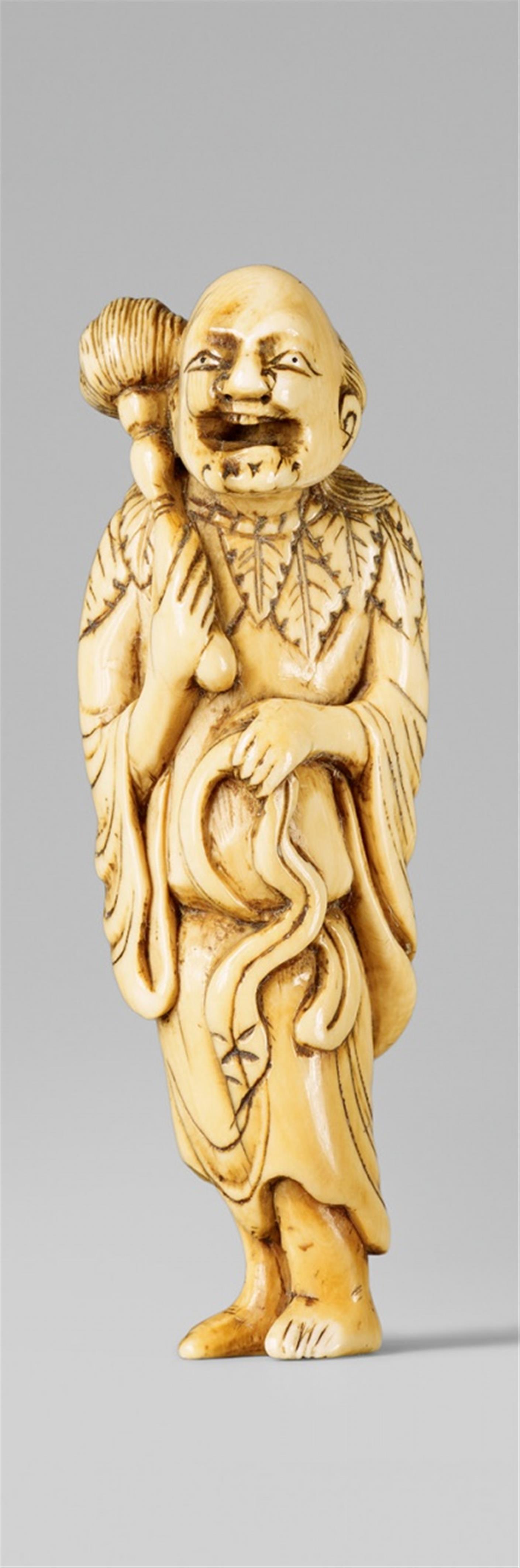 An ivory netsuke of a laughing sennin with a flywhisk. Late 18th century - image-1