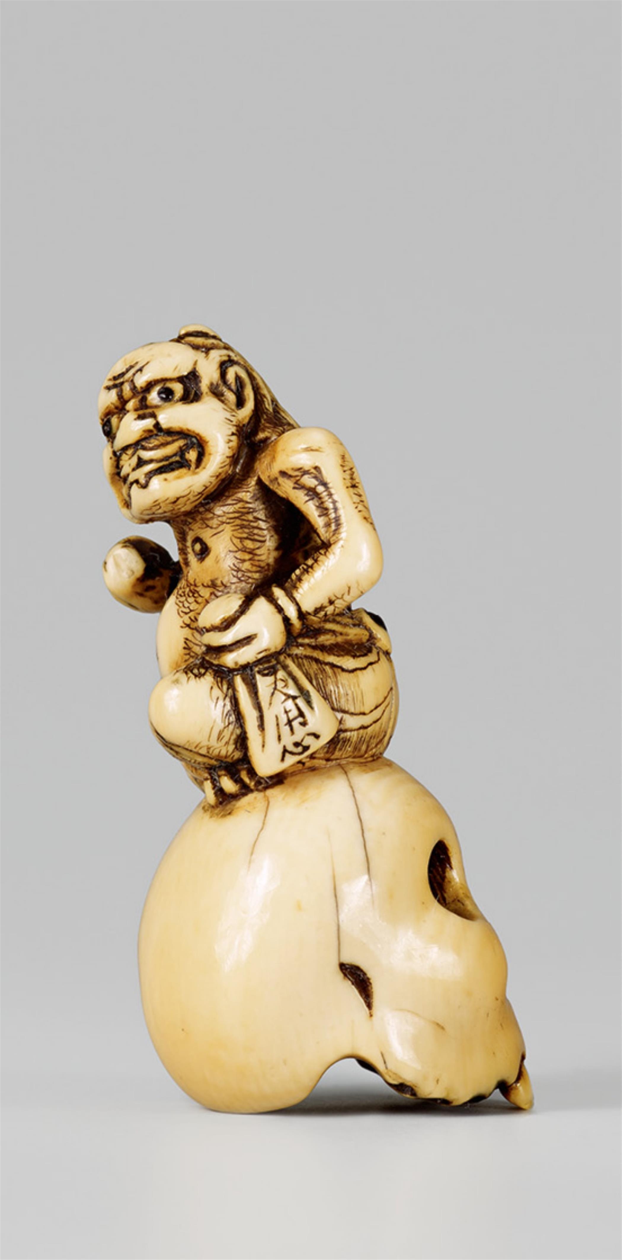 An ivory netsuke of an oni on a skull. Late 18th/early 19th century - image-1