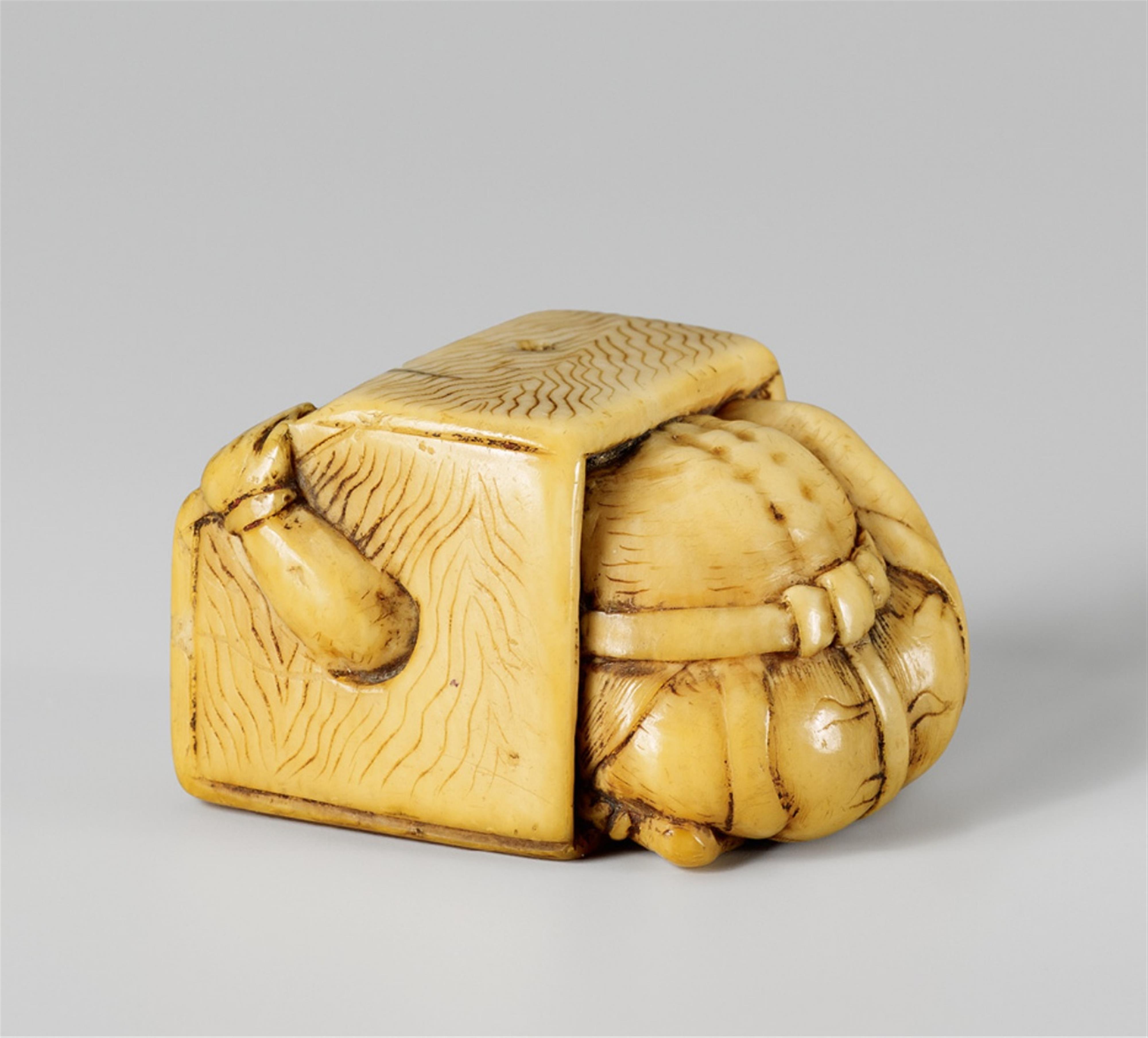 An ivory netsuke of an oni in a portable heater. Early 19th century - image-1