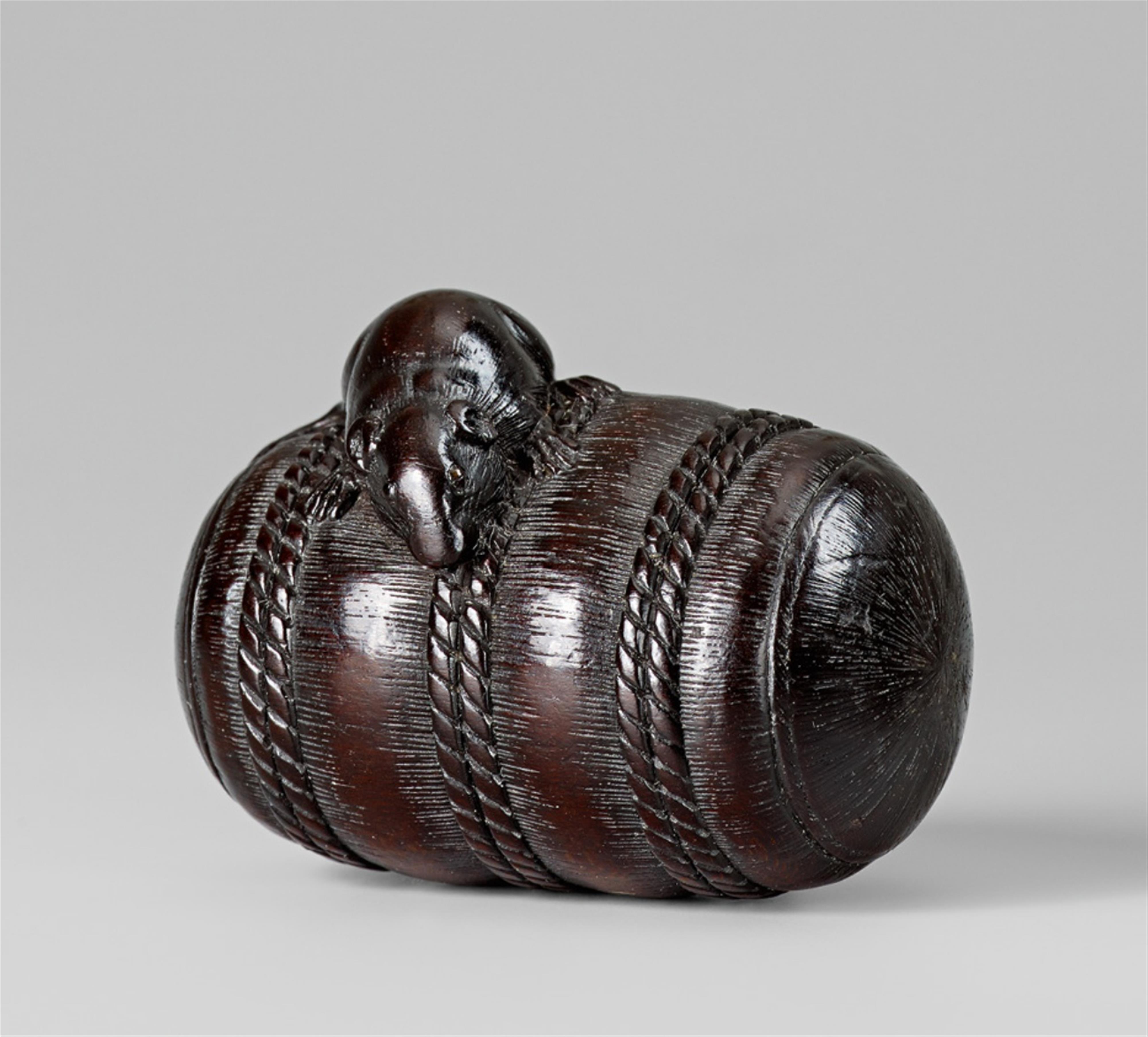 A dark wood netsuke of a rat on a rice bale. First half 19th century - image-1