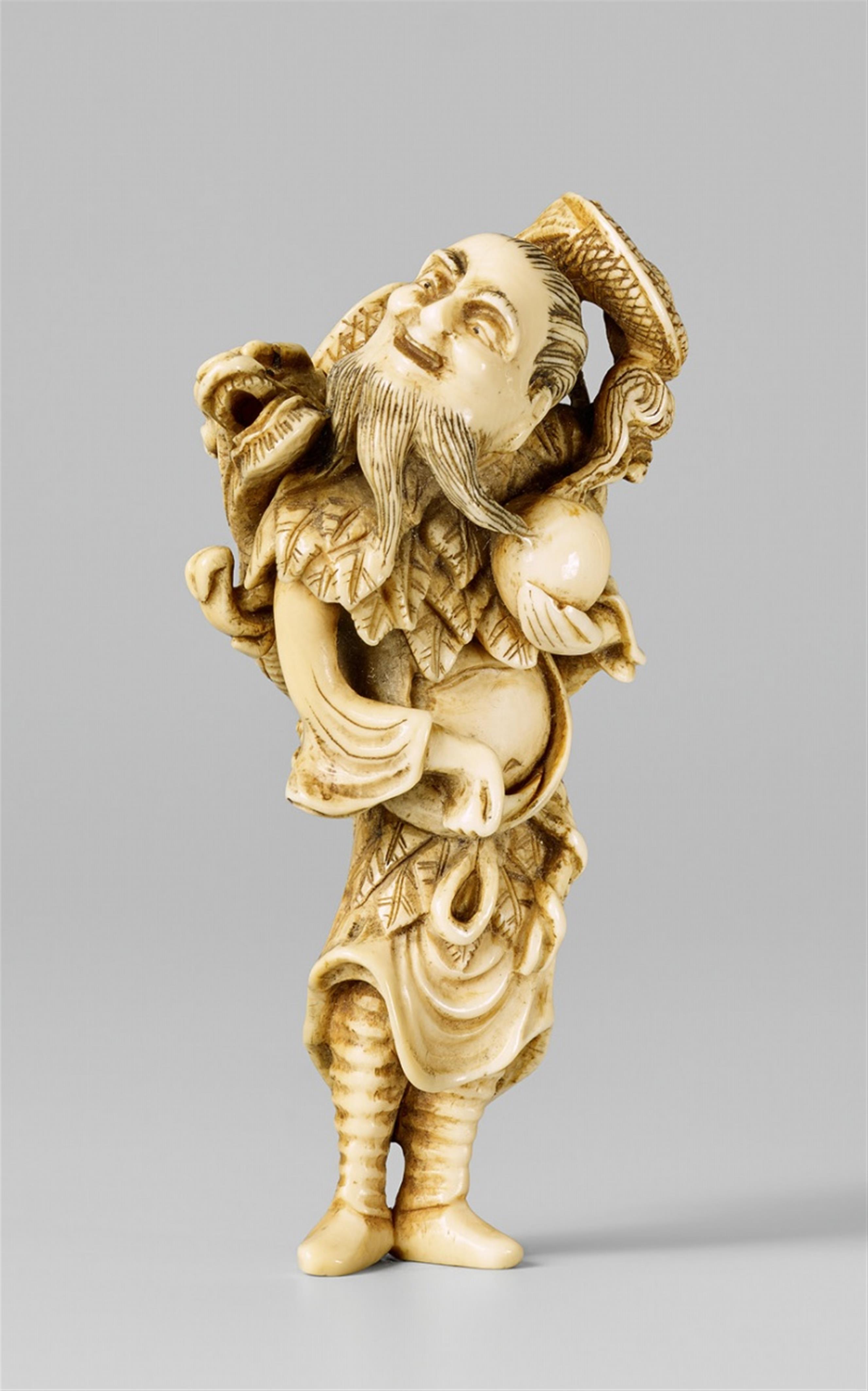 An ivory netsuke of a Chinnan Sennin with a dragon. 19th century - image-1