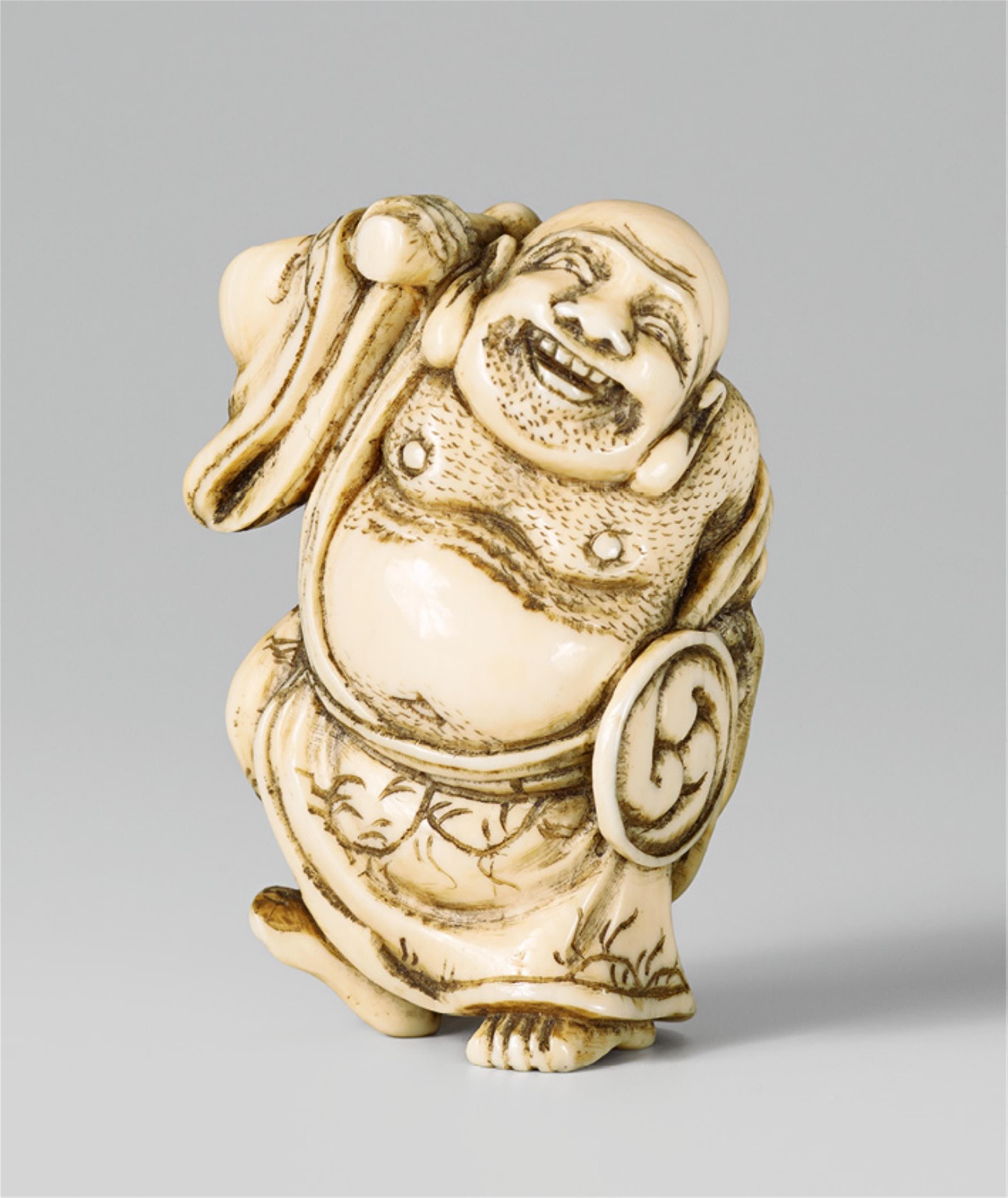 A Hidemasa-style ivory netsuke of a happily dancing Hotei. 19th century - image-1