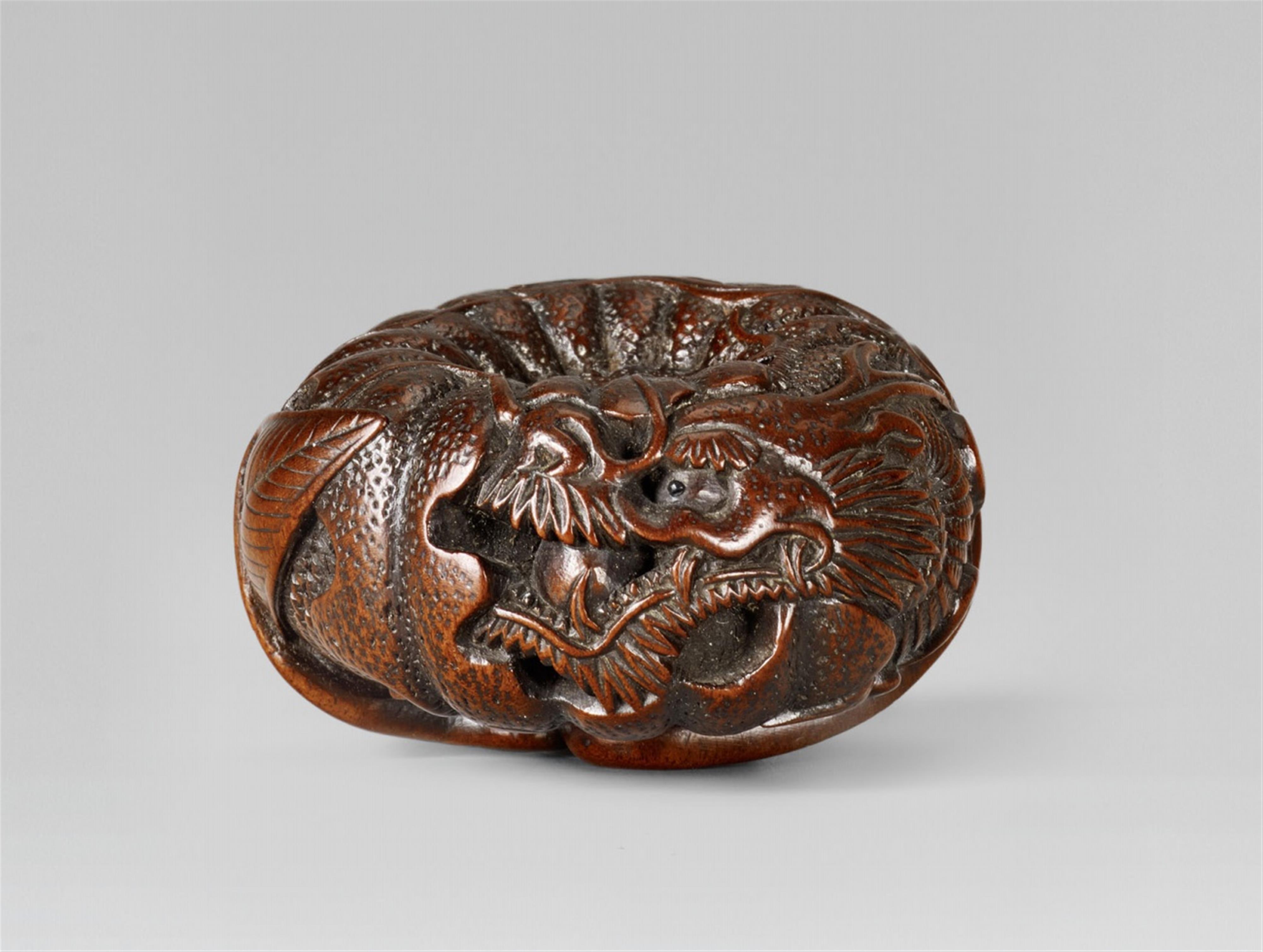 A very good and large Tanba-style boxwood netsuke of a dragon in a mikan, by Masakazu. 19th century - image-1