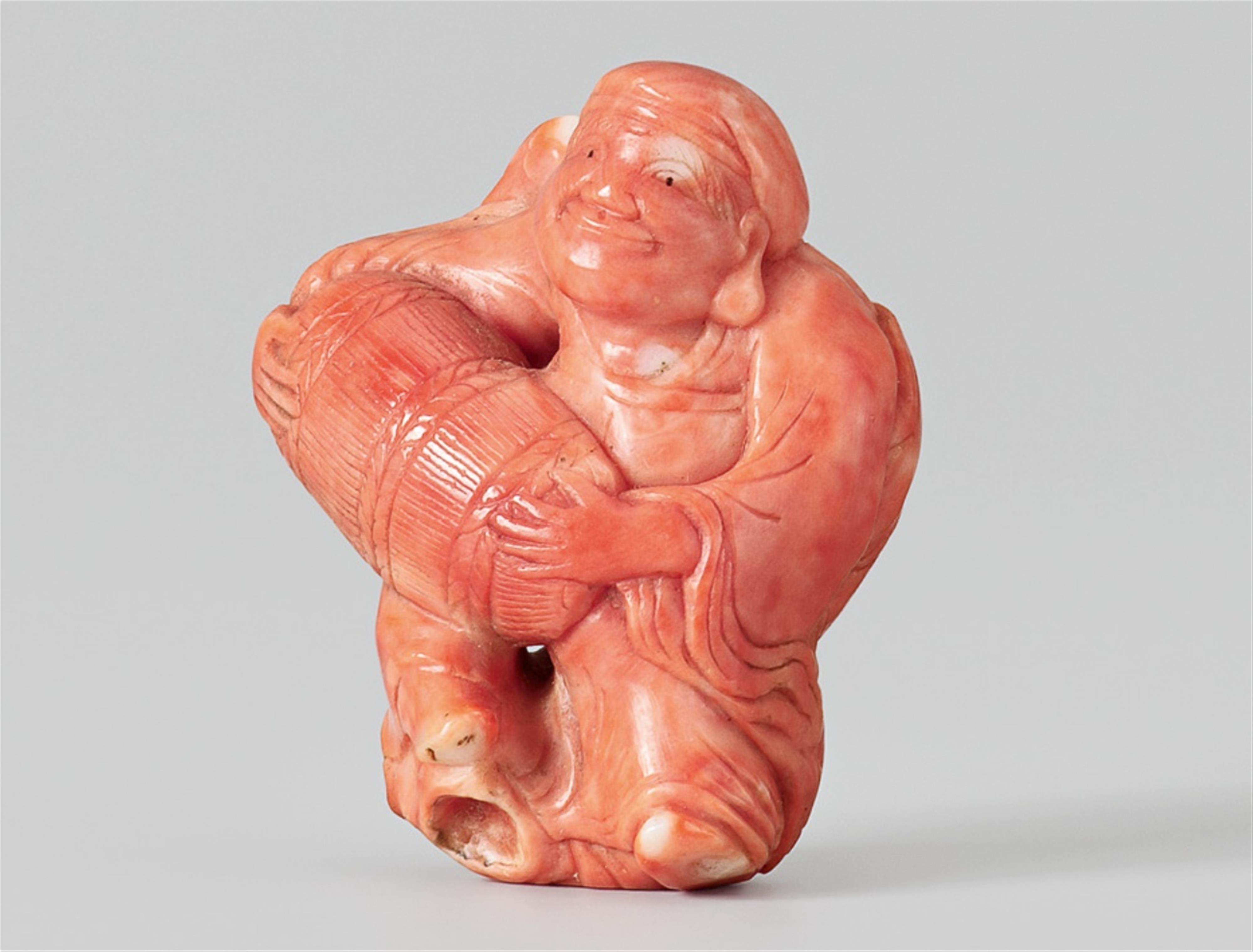 A coral netsuke of a smiling Daikoku. Second half 19th century - image-1