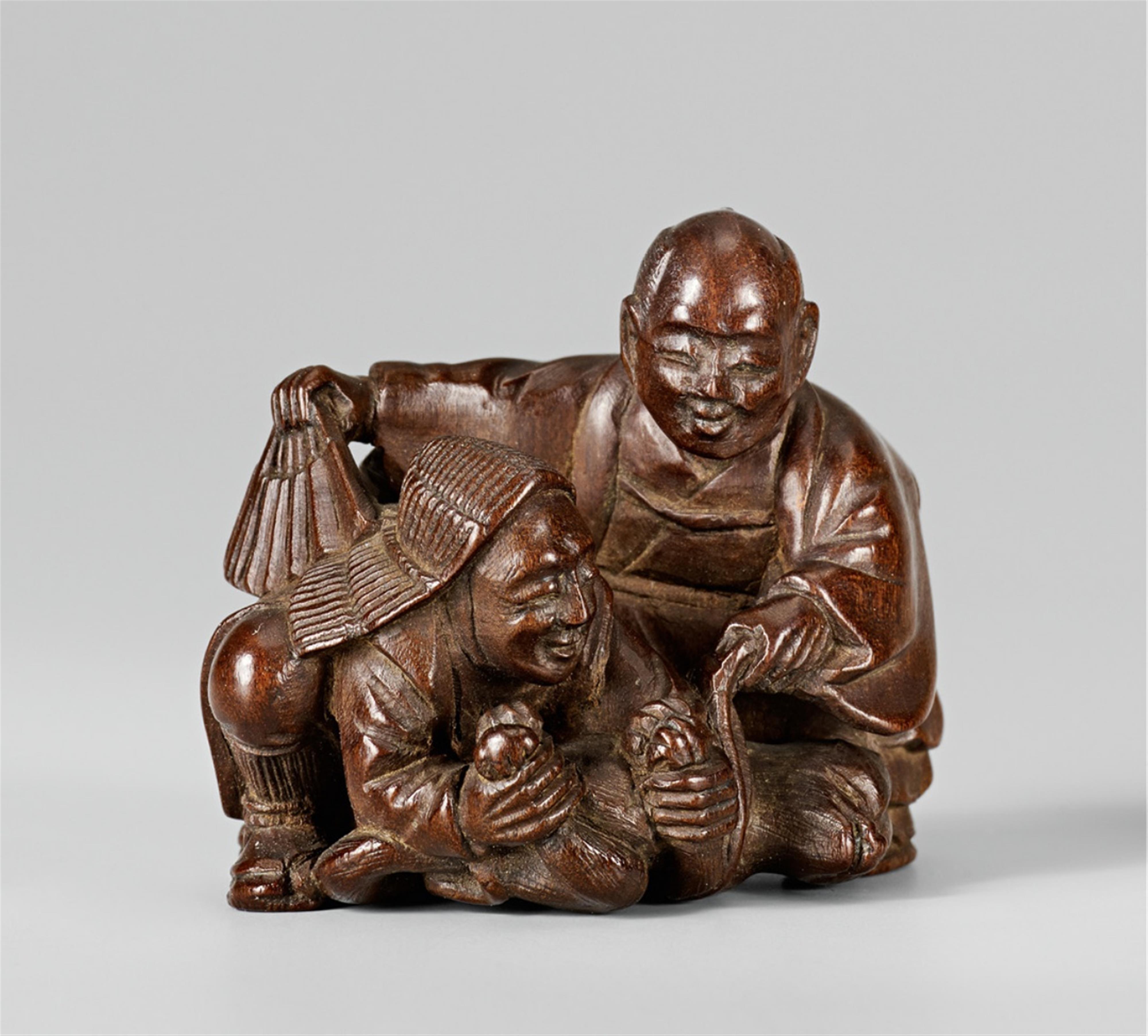 A Tokyo school wood netsuke referring to the kitsune-ken game, by Zemin. Late 19th century - image-1