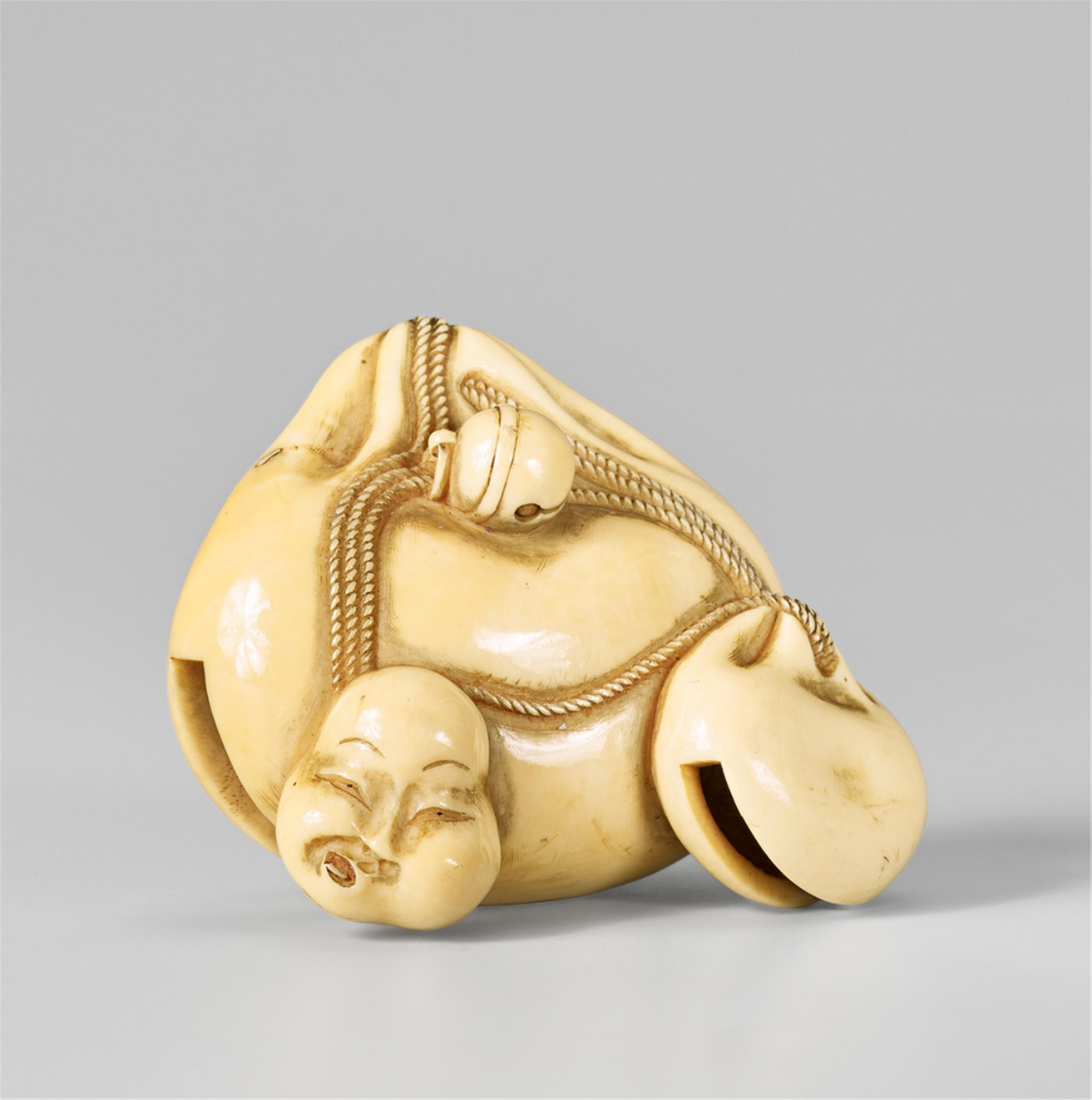 An ivory netsuke of a pouch. Mid-19th century - image-1