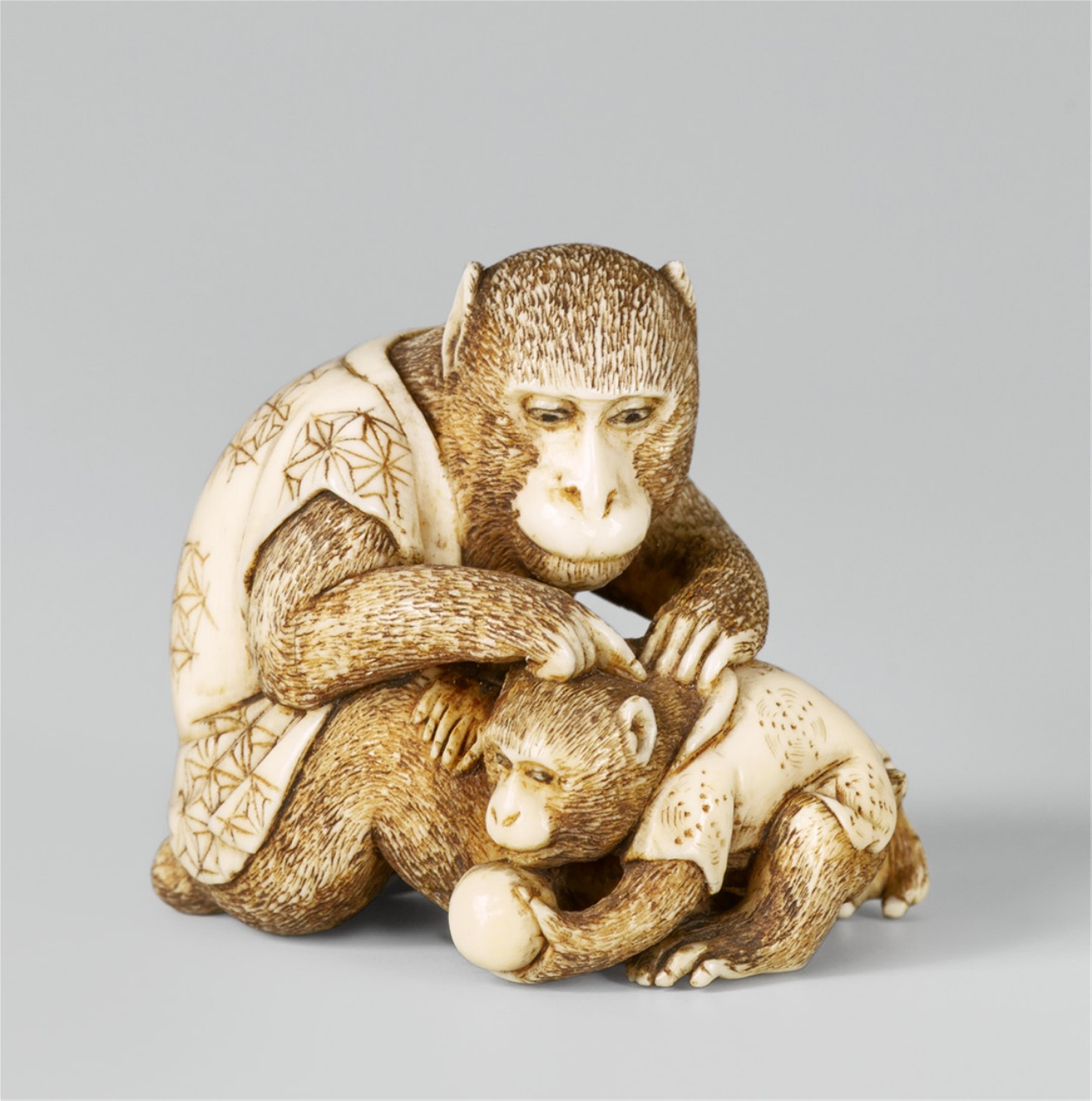 An ivory netsuke of two monkeys. Late 19th century - image-1