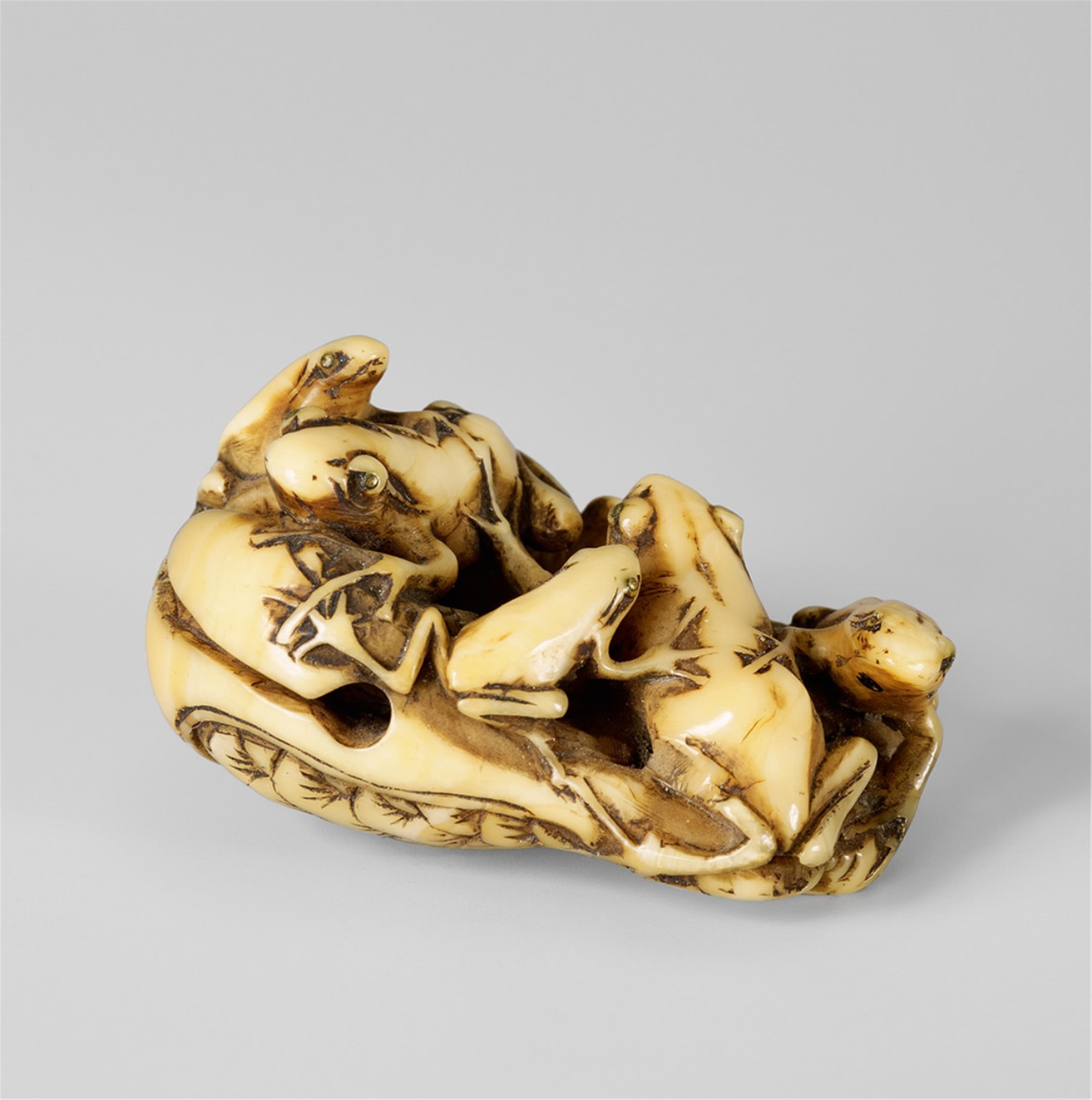 An ivory netsuke of five frogs in a mokugyo. Late 19th century - image-1