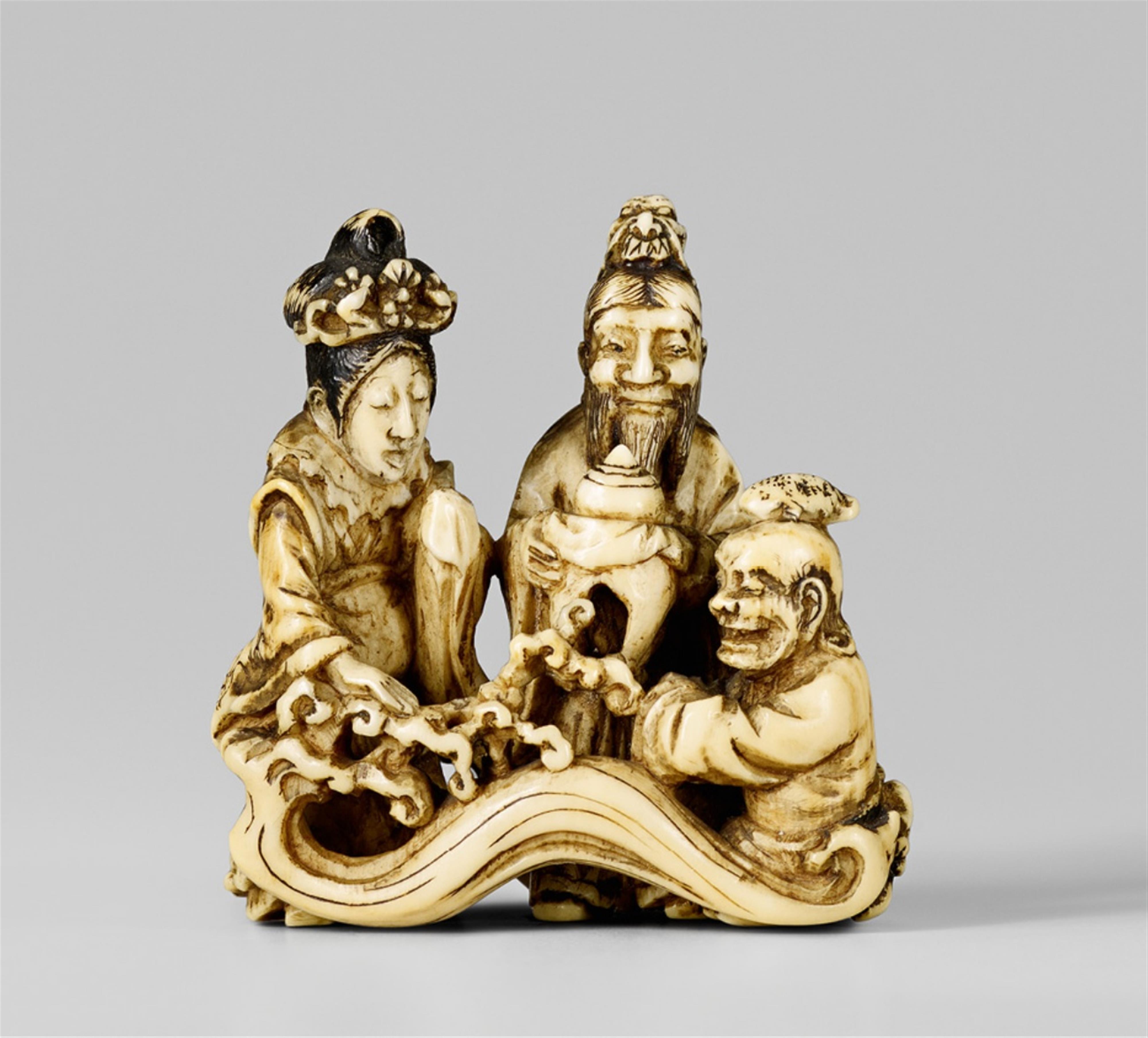 An ivory netsuke of Ryûjin, his daughter and an attendant. Late 19th century - image-1