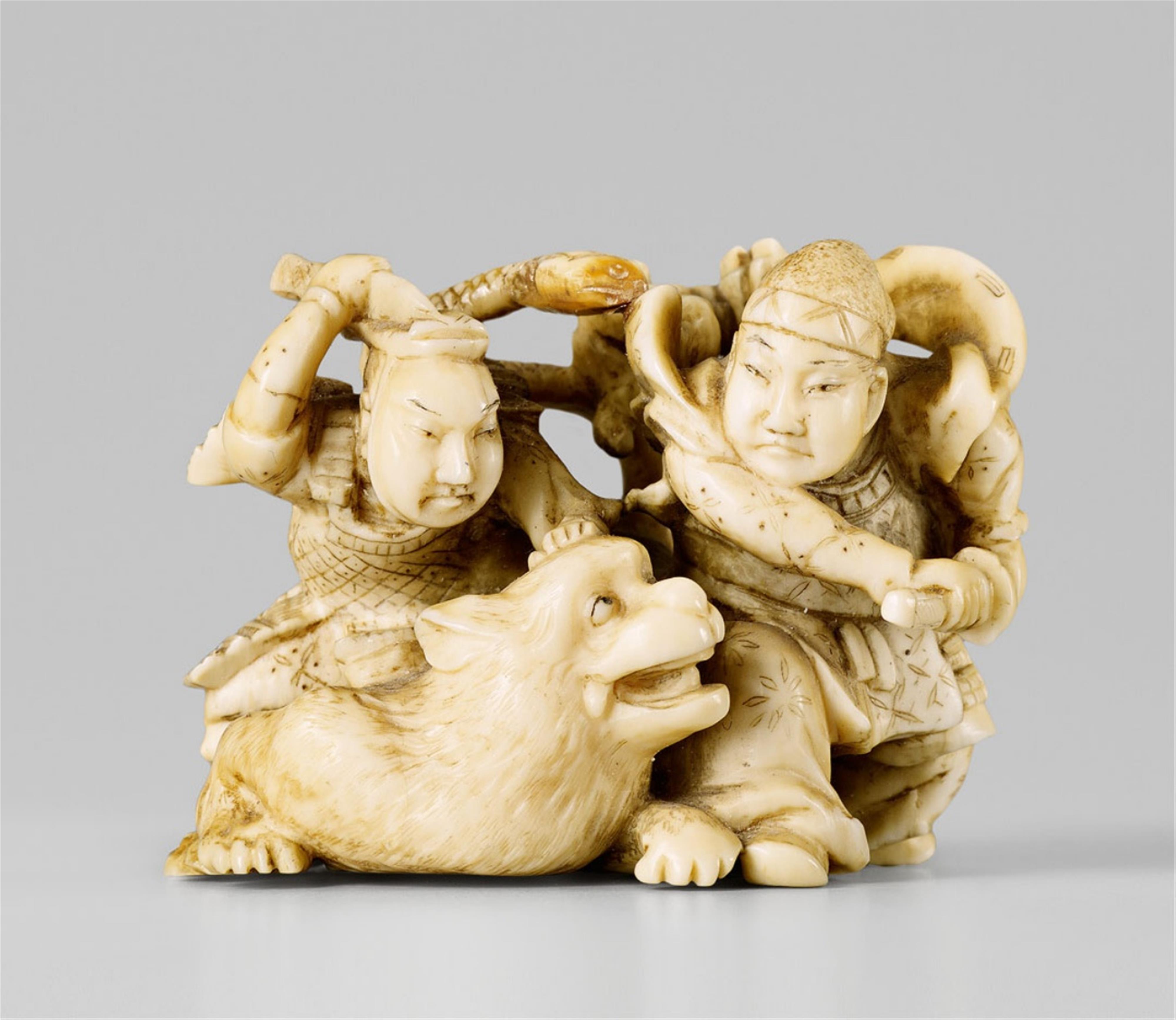 An ivory okimono-type netsuke of Yorimasa and I no Hayata slaying the nue. Late 19th century - image-1