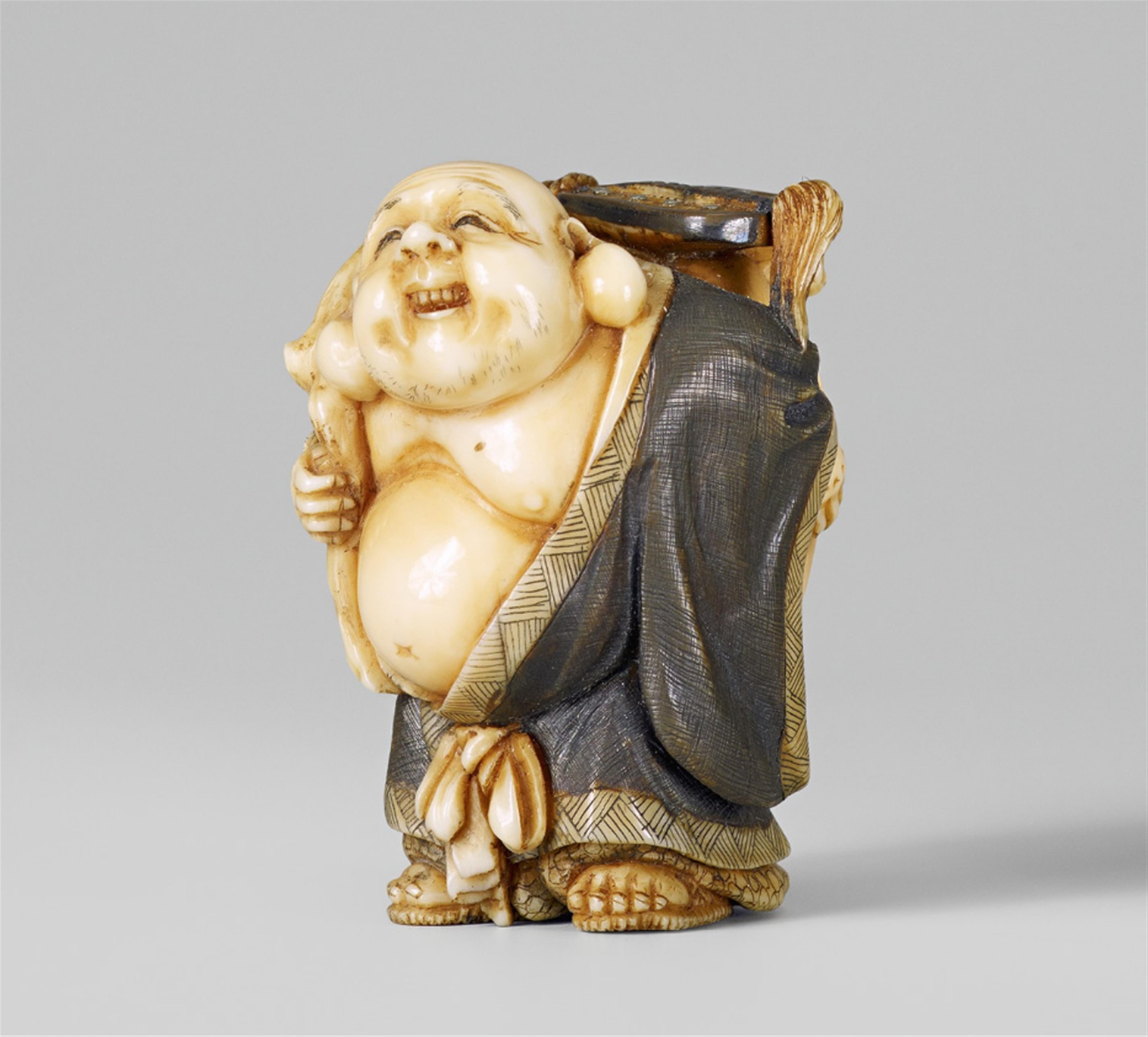 A large partly stained ivory netsuke of Hotei, by Jukô. Around 1900 - image-1
