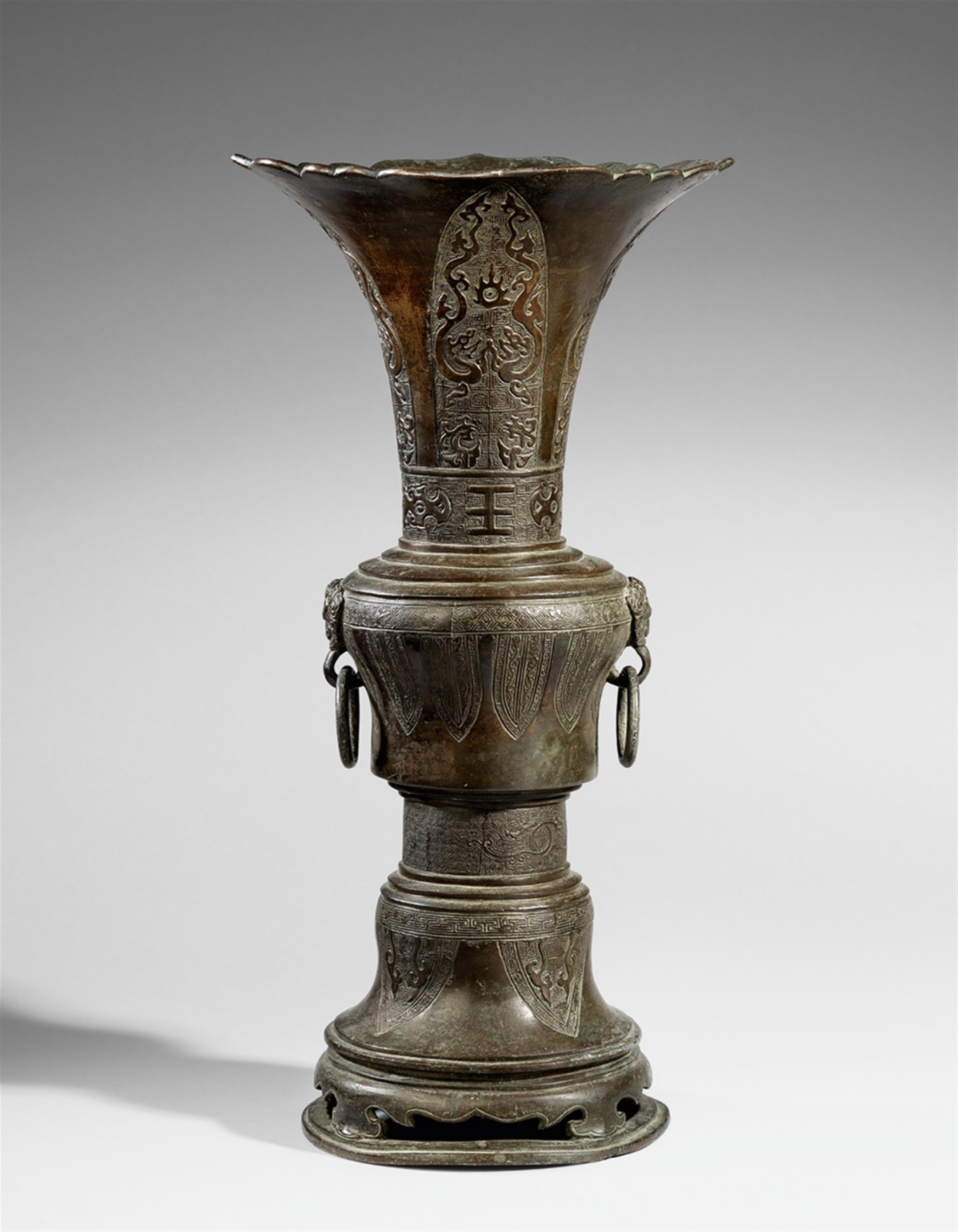 A large bronze altar vase. Early Qing dynasty - image-1