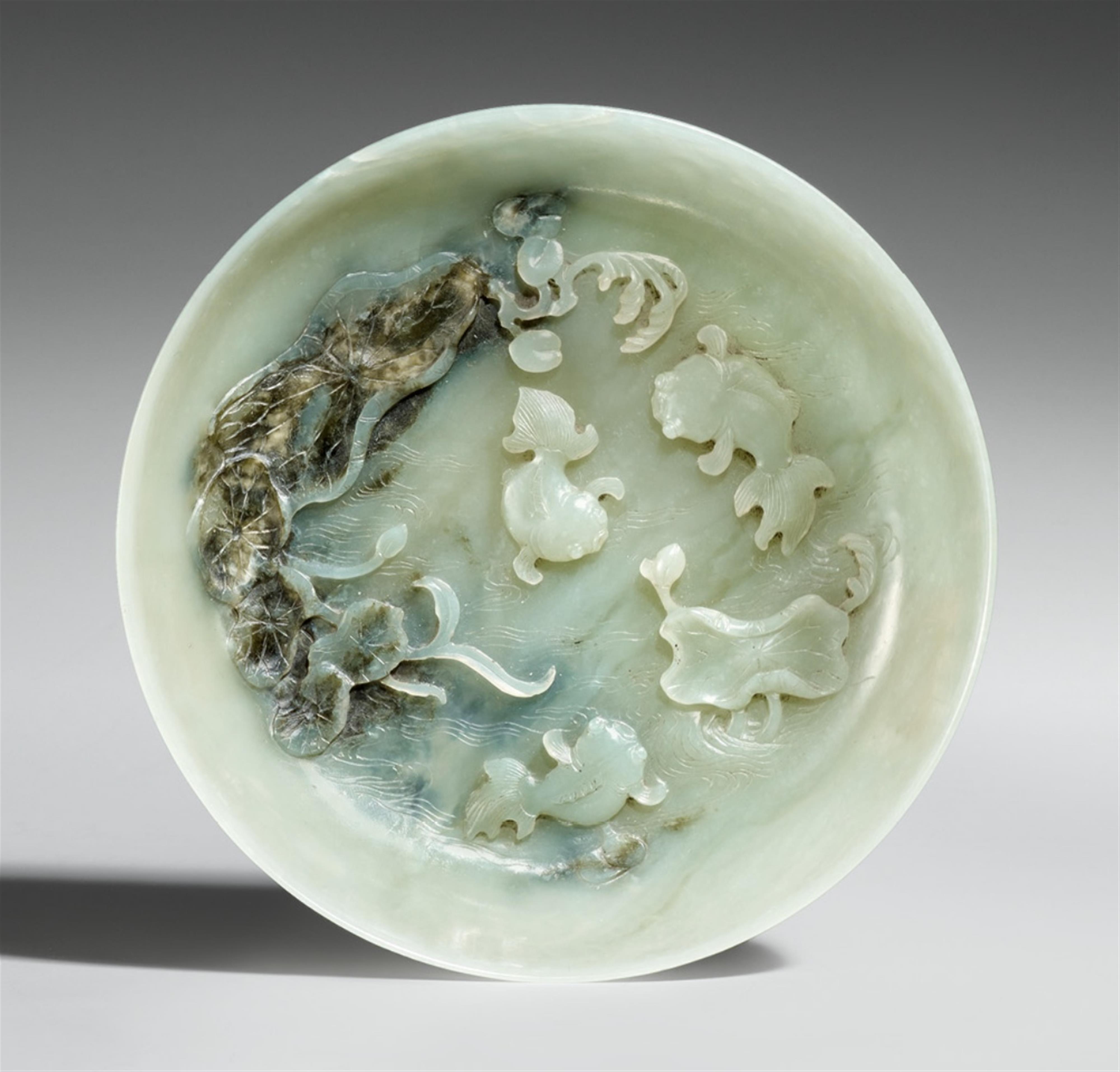 A green jade fish and lotus bowl. Qing dynasty - image-1