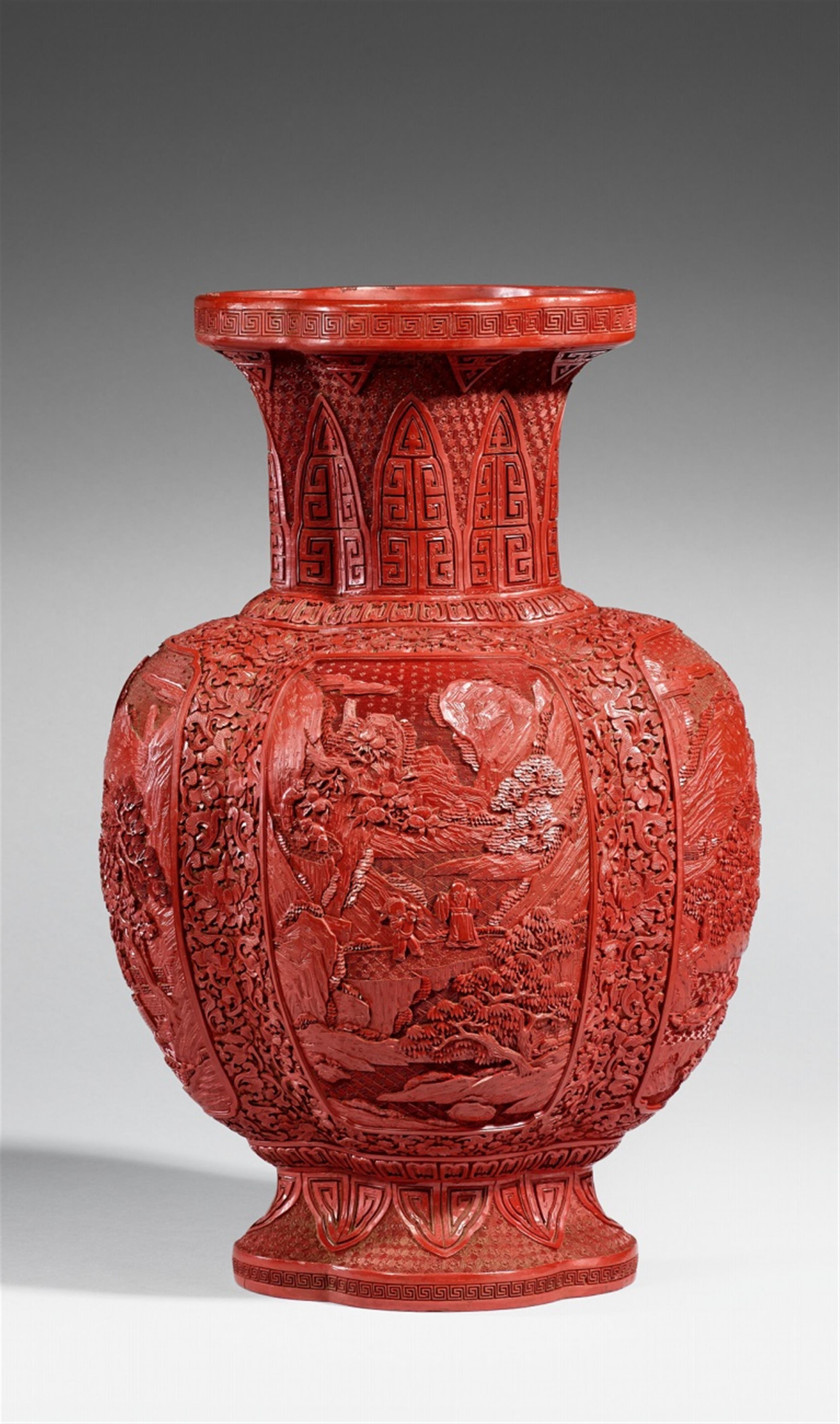 A large carved red lacquer vase. 18th/19th century - image-1