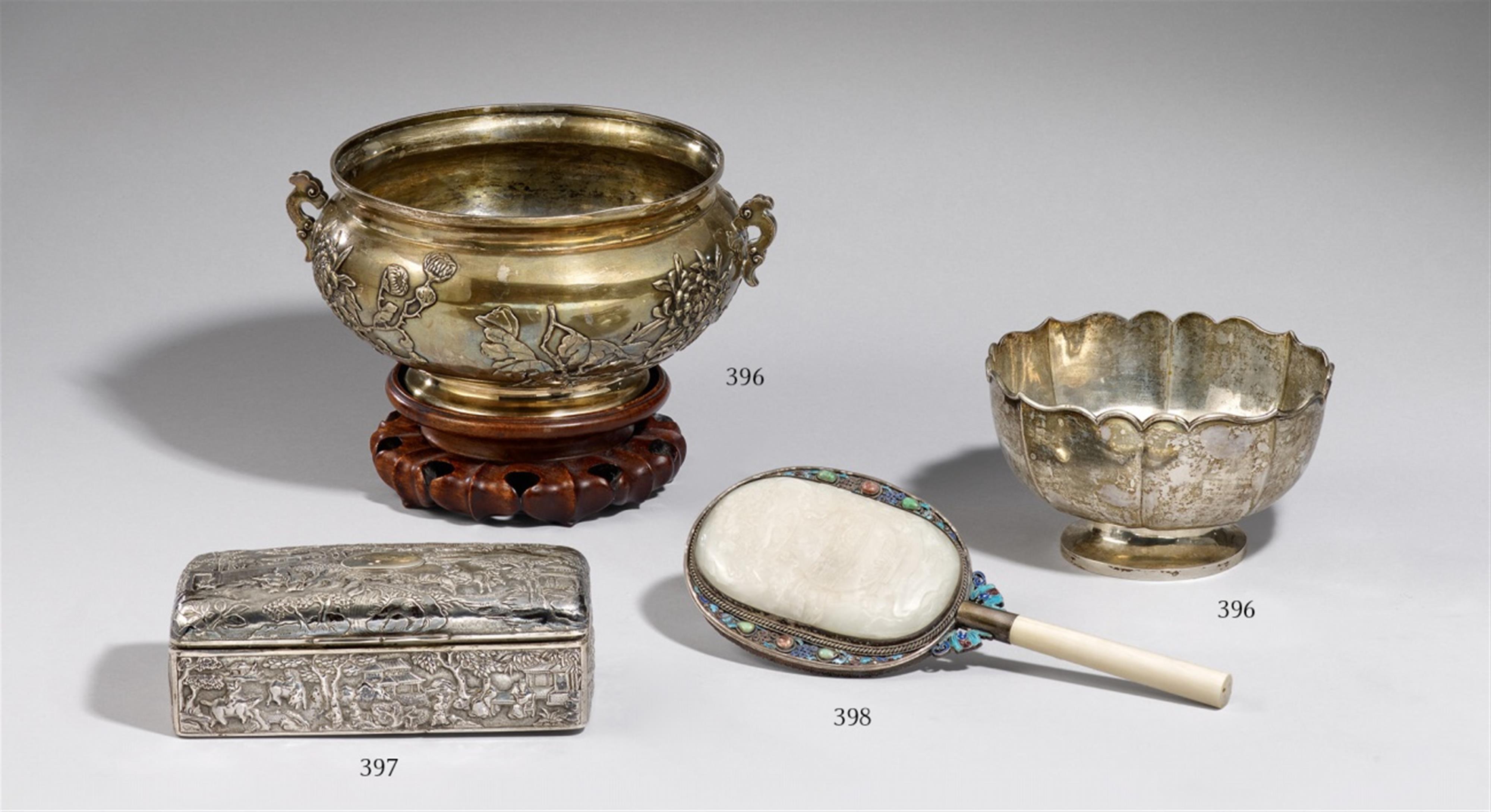 A hand mirror of silver, jade and ivory. Around 1900 - image-1