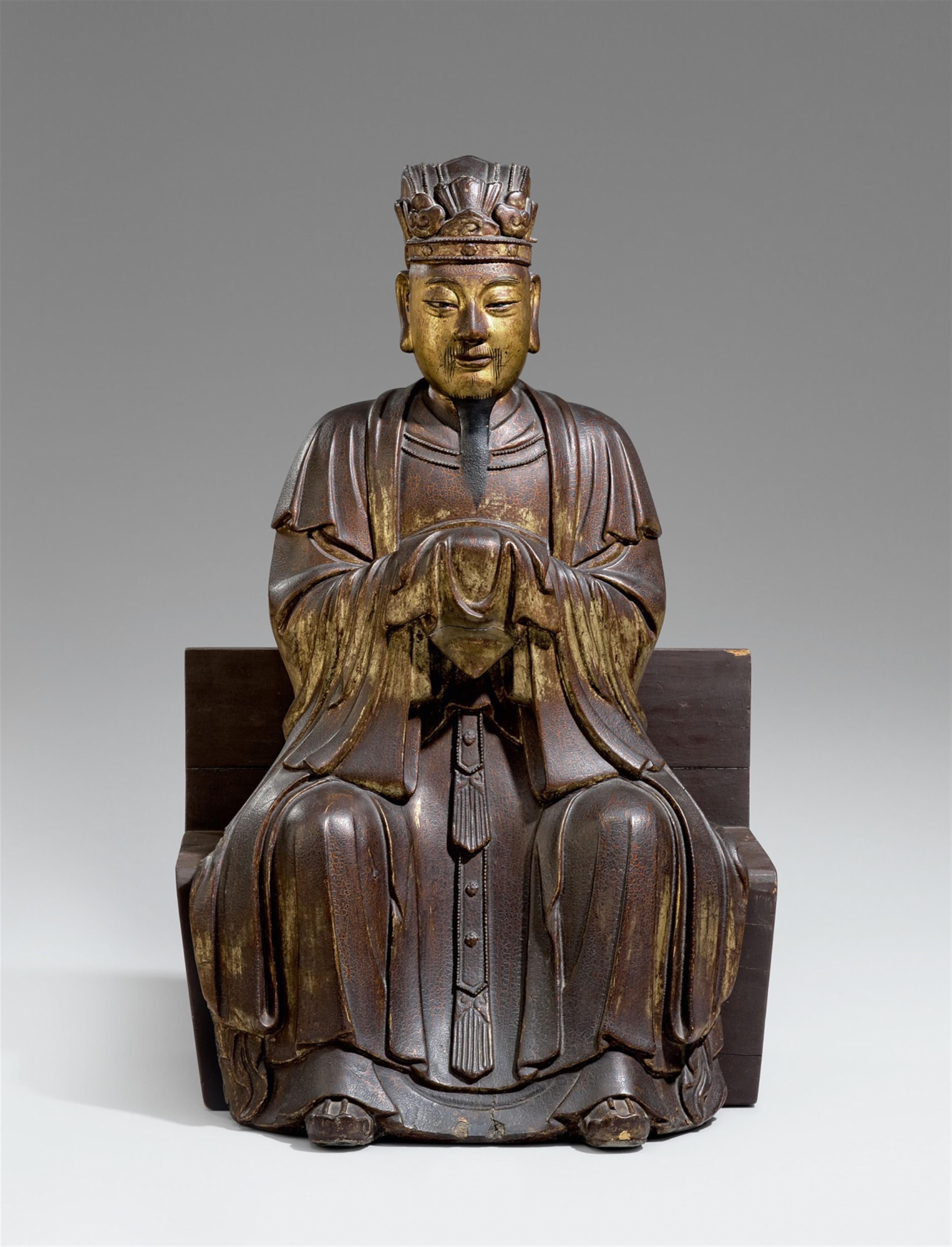 Große Figur eines Kaisers. Zement, Lack und Vergoldung. Qing-Zeit, 18./19. Jh. - image-1