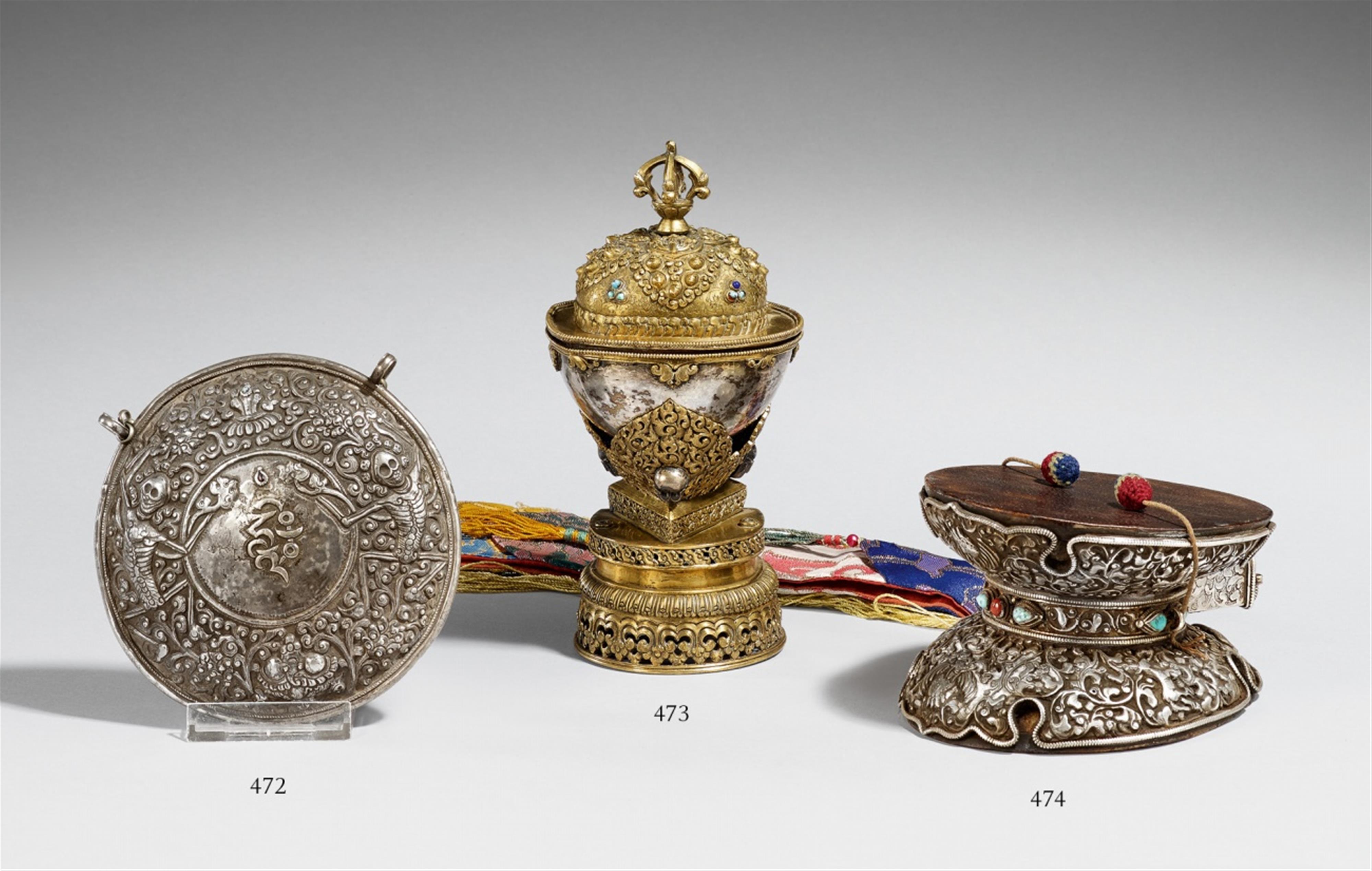 A Tibetan silver human skull drum (damaru). 19th century - image-1