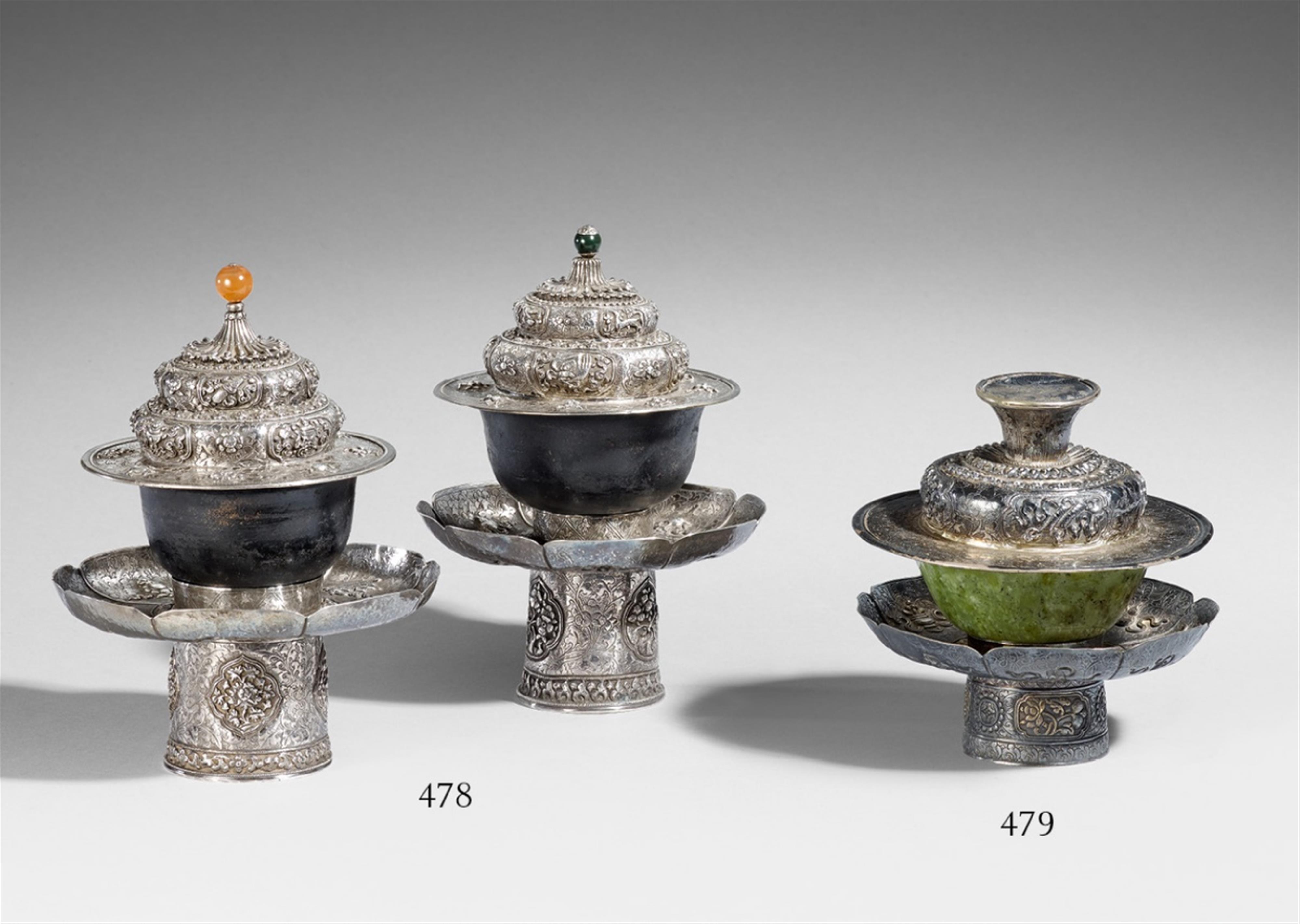 Paar Teeschalen mit Stand und Deckel. Steinzeug und Silber. Tibet. Wohl frühes 20. Jh. - image-1