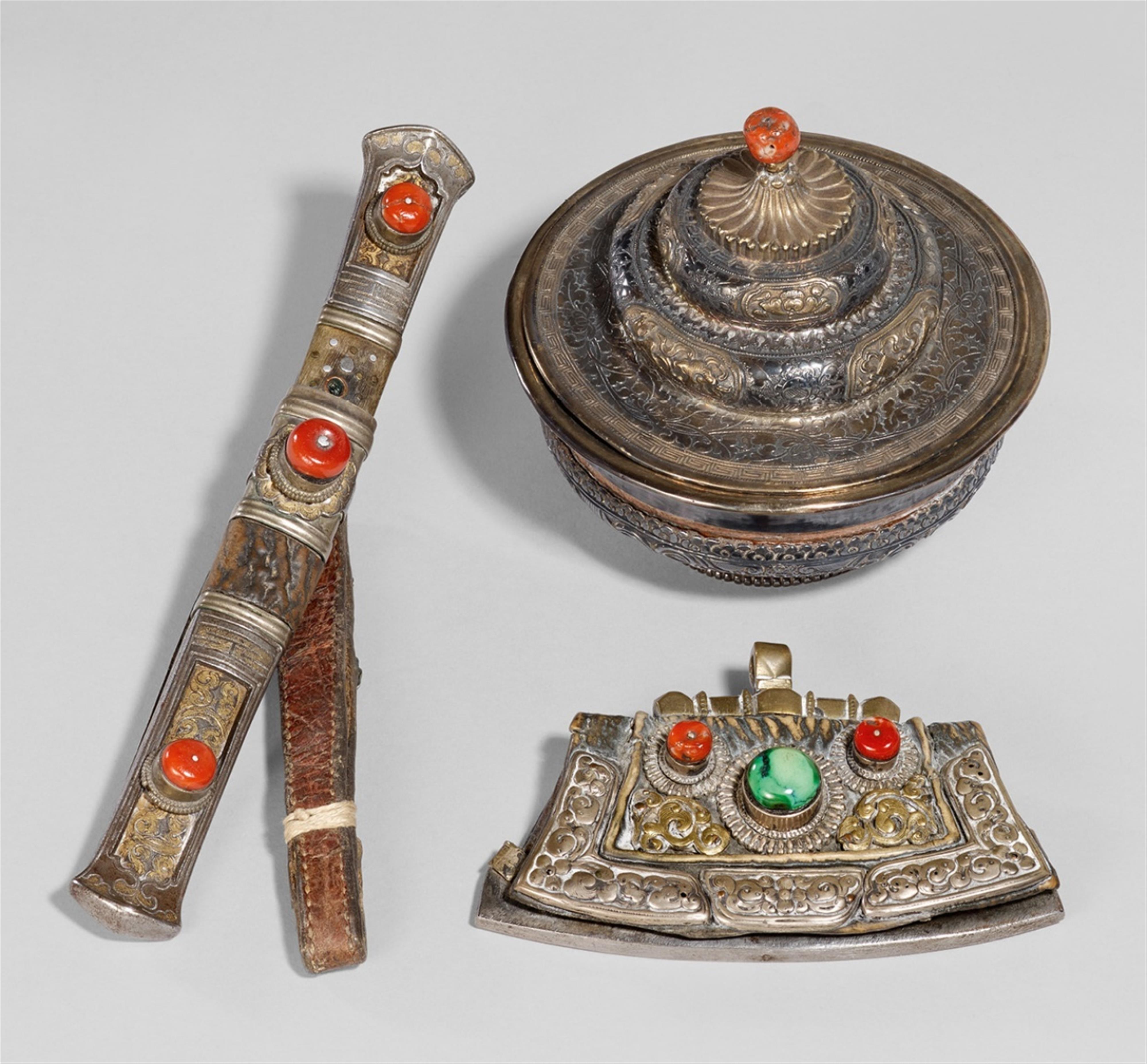 Konvolut von einem Messer in Scheide, Feuerzeugtasche und Schale mit Deckel. Tibet - image-1