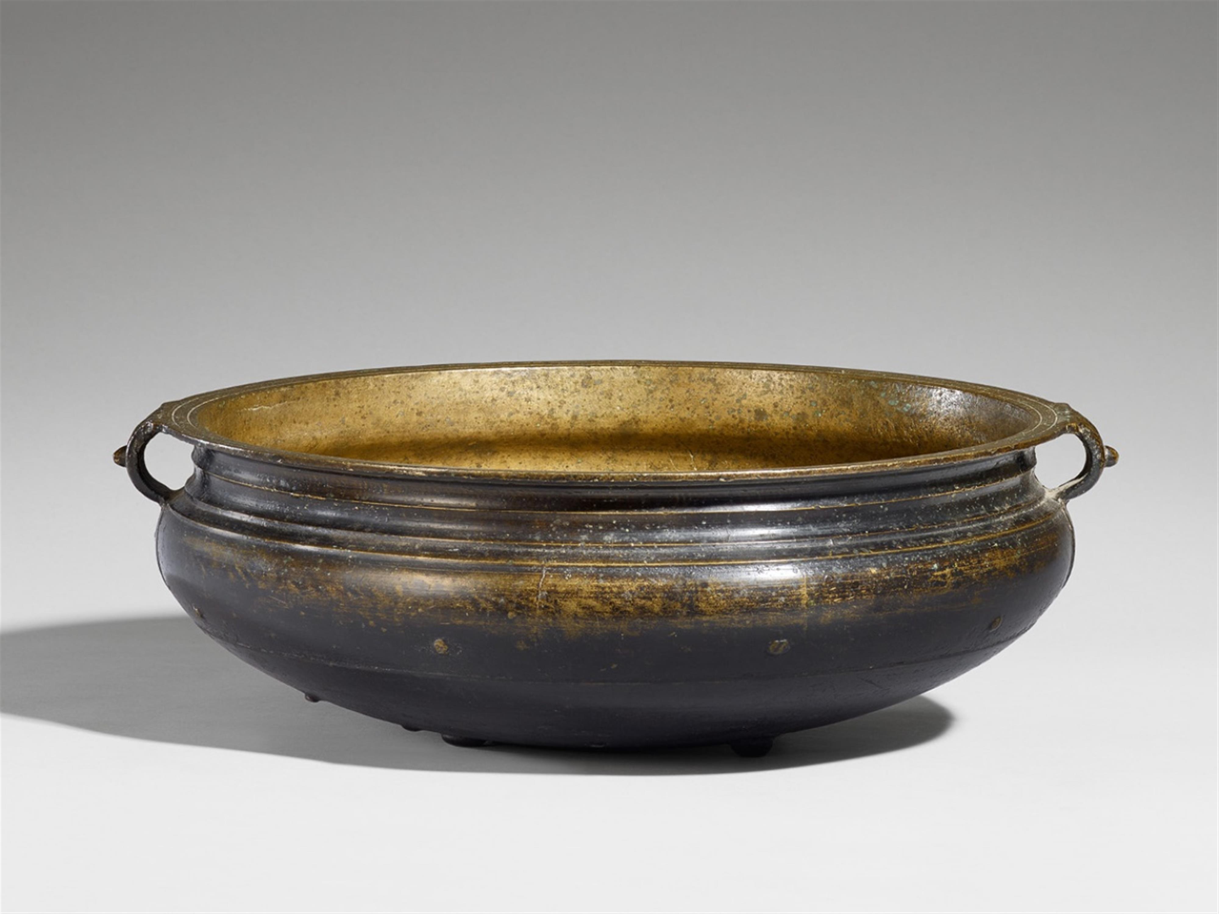 A large Kerala bronze bowl. 19th century - image-1