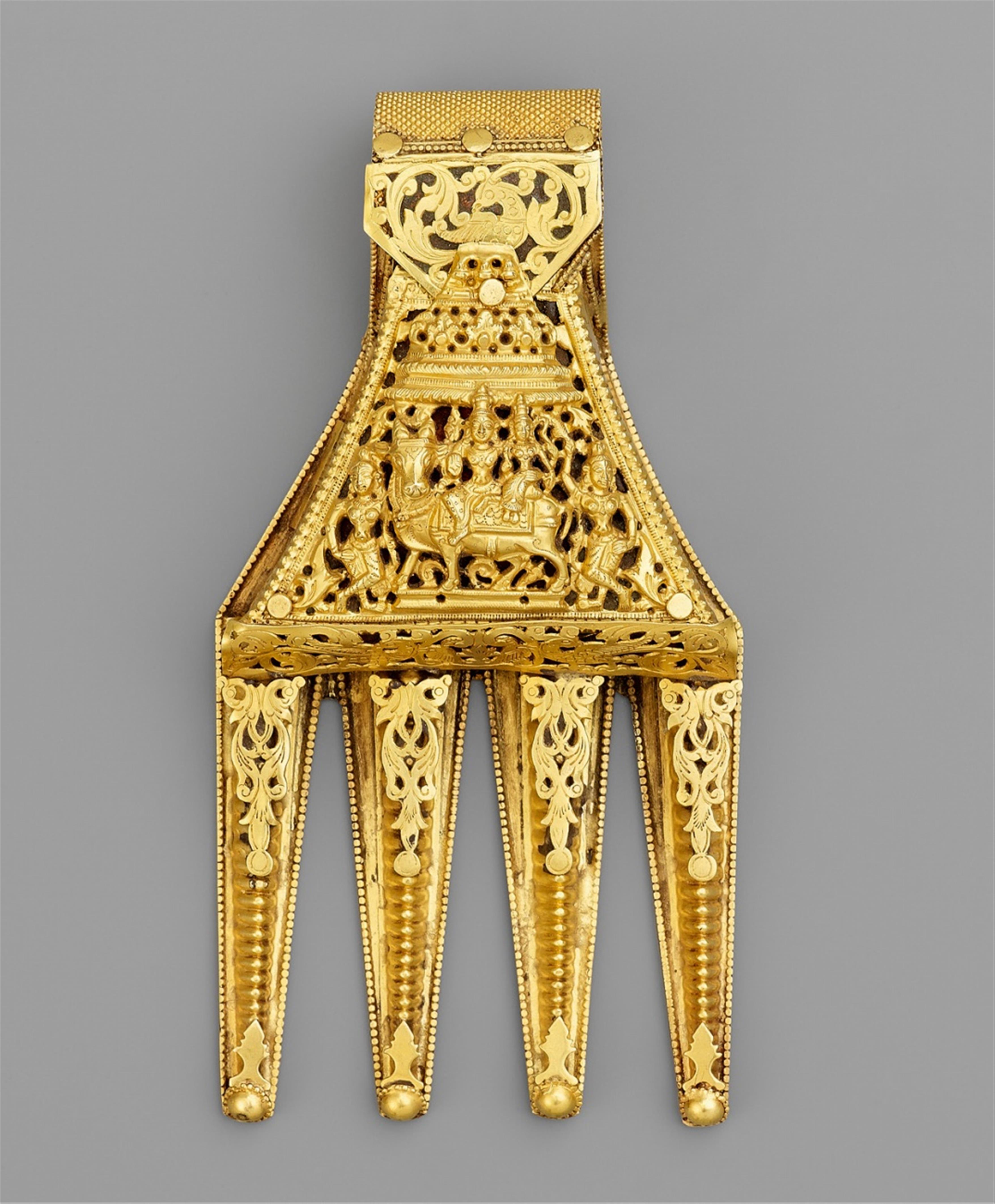 A gold pendant (thali). Southern India, Tamil Nadu. Late 19th/early 20th century - image-1