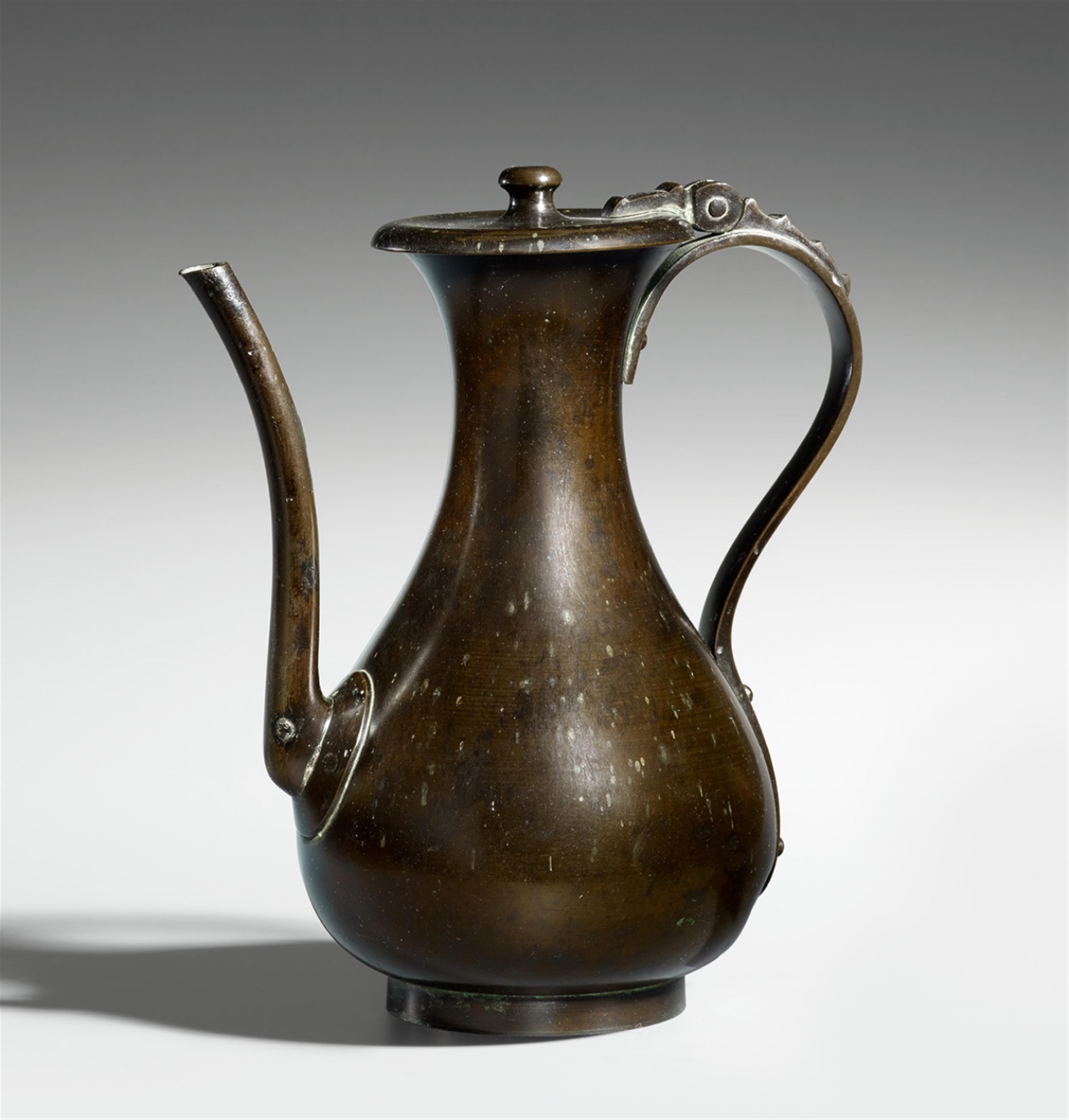 A bronze water pitcher (shikigata suibyô). Probably Muromachi period - image-1