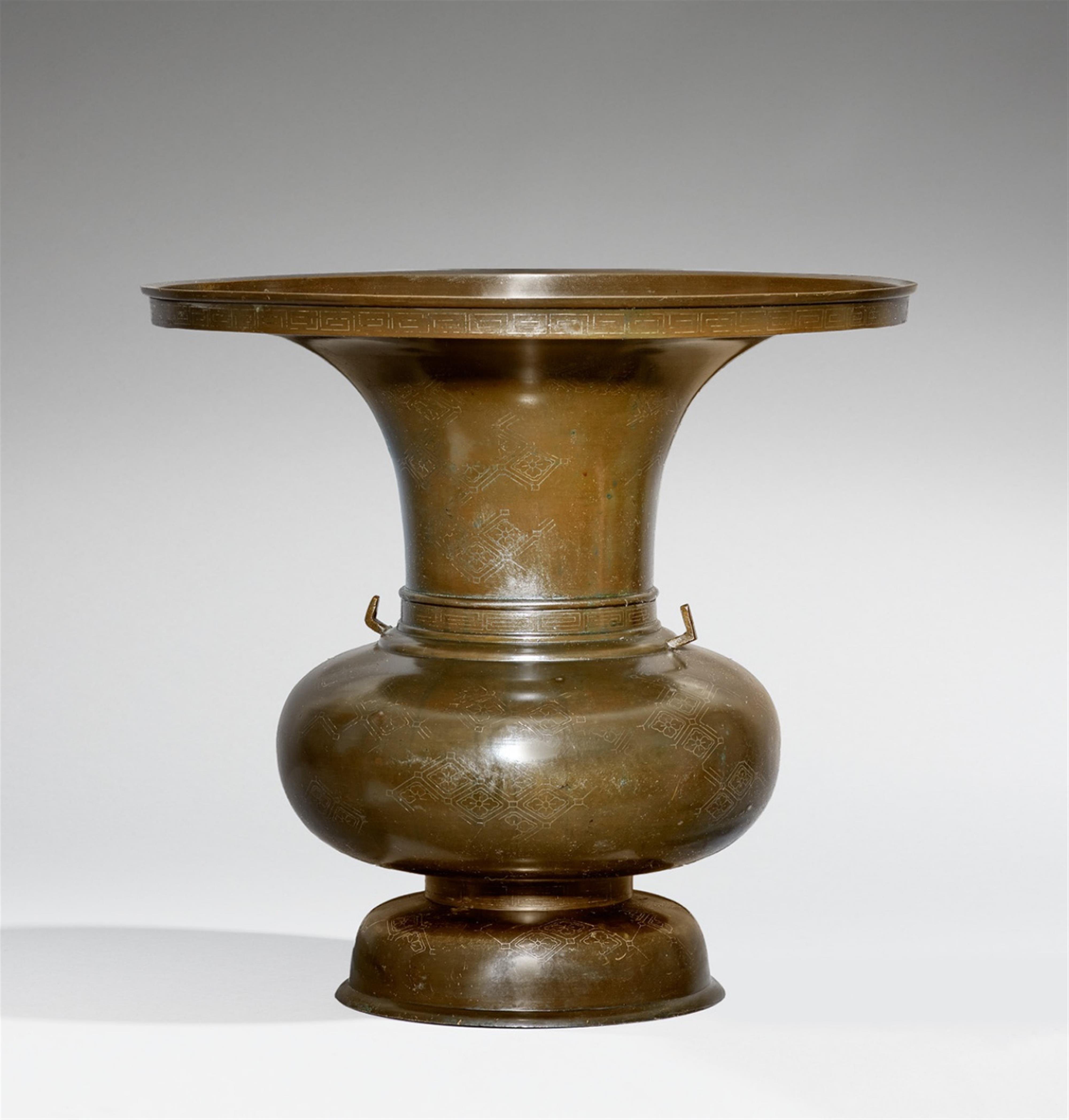 A very large bronze ikebana vase. 19th century - image-1
