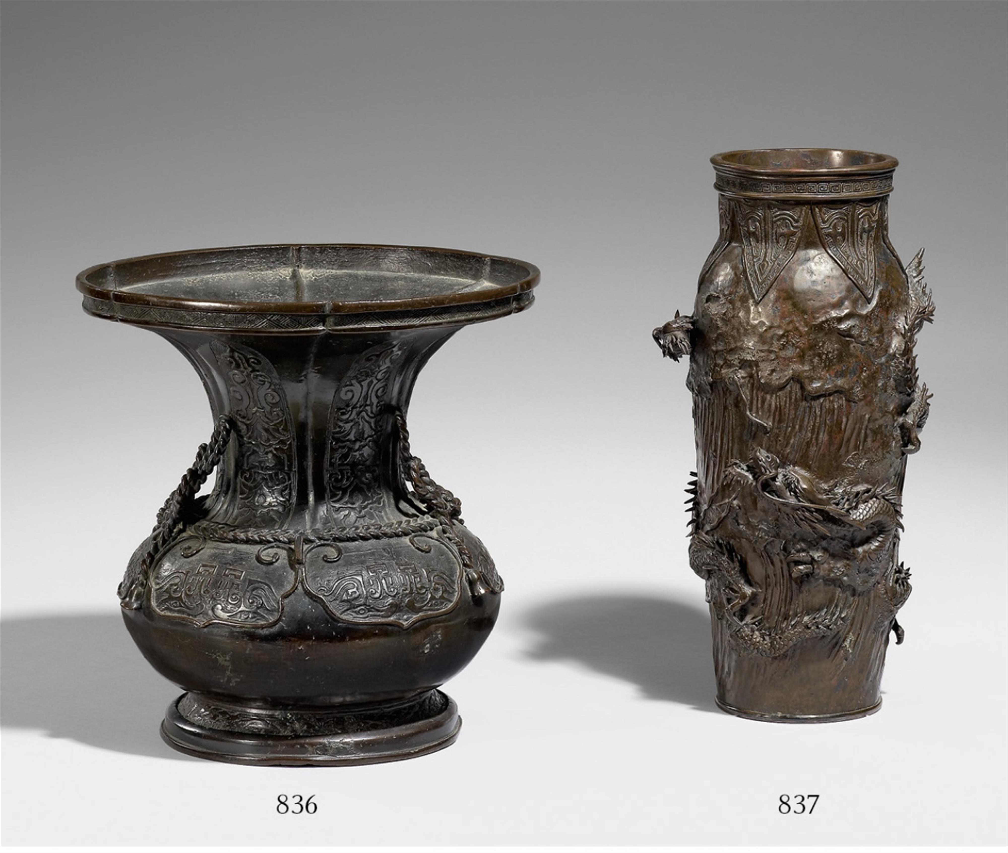 A large bronze ikabana vase. 19th century - image-1