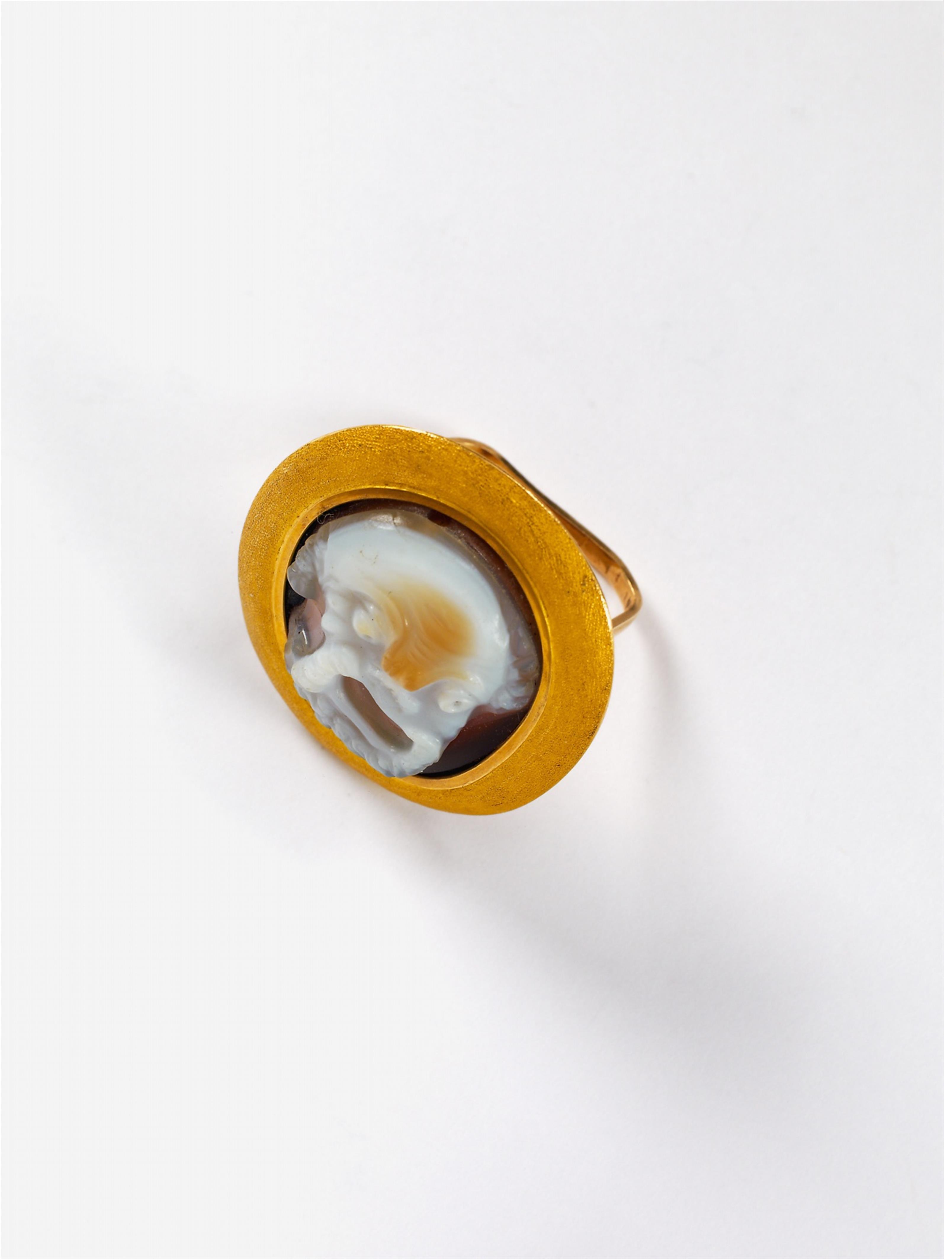 An 18/14k gold ring with a late Hellenistic cameo. - image-2