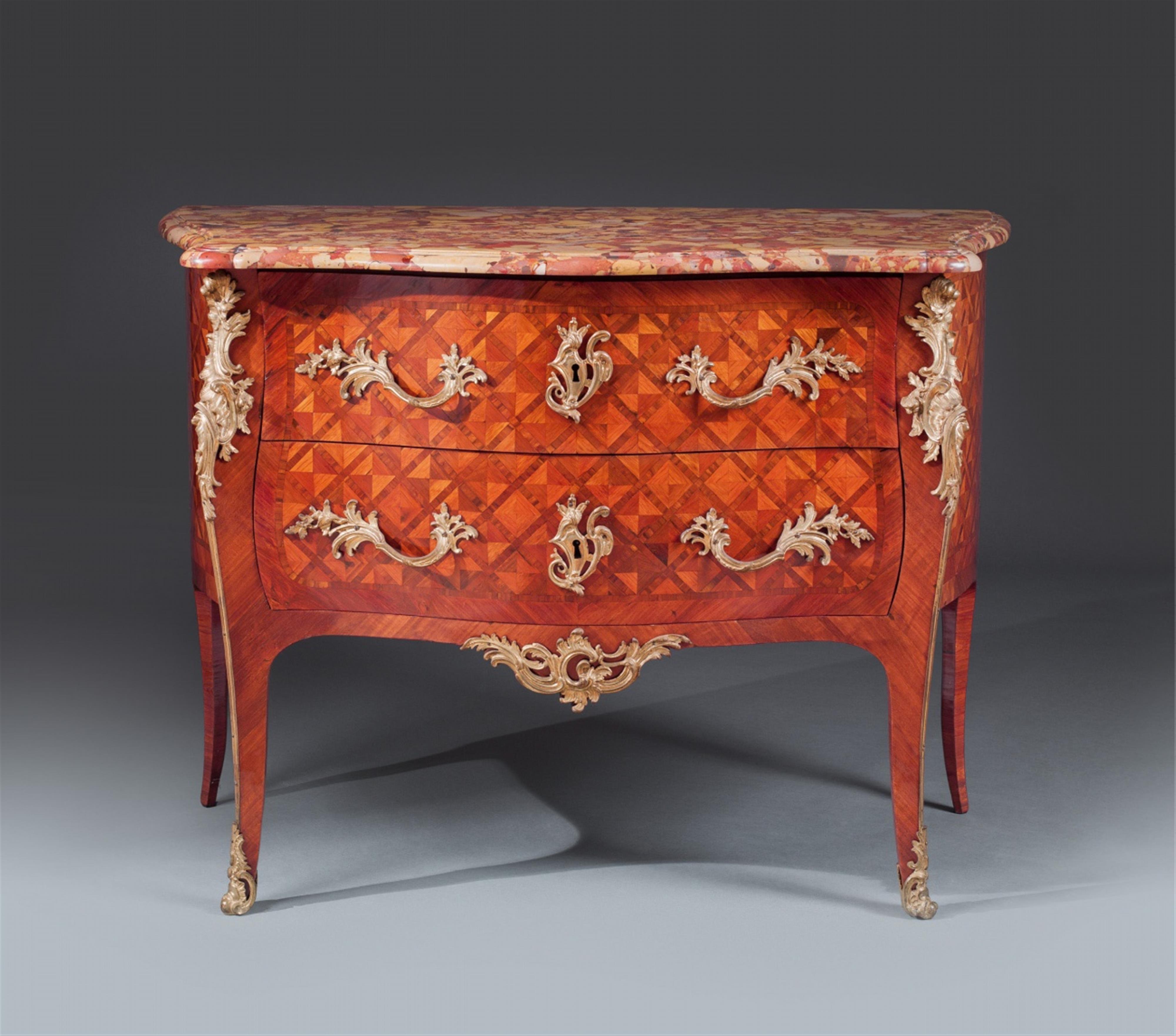 A satin- and rosewood veneered époque Louis XV chest of drawers with chequerboard marquetry. - image-3