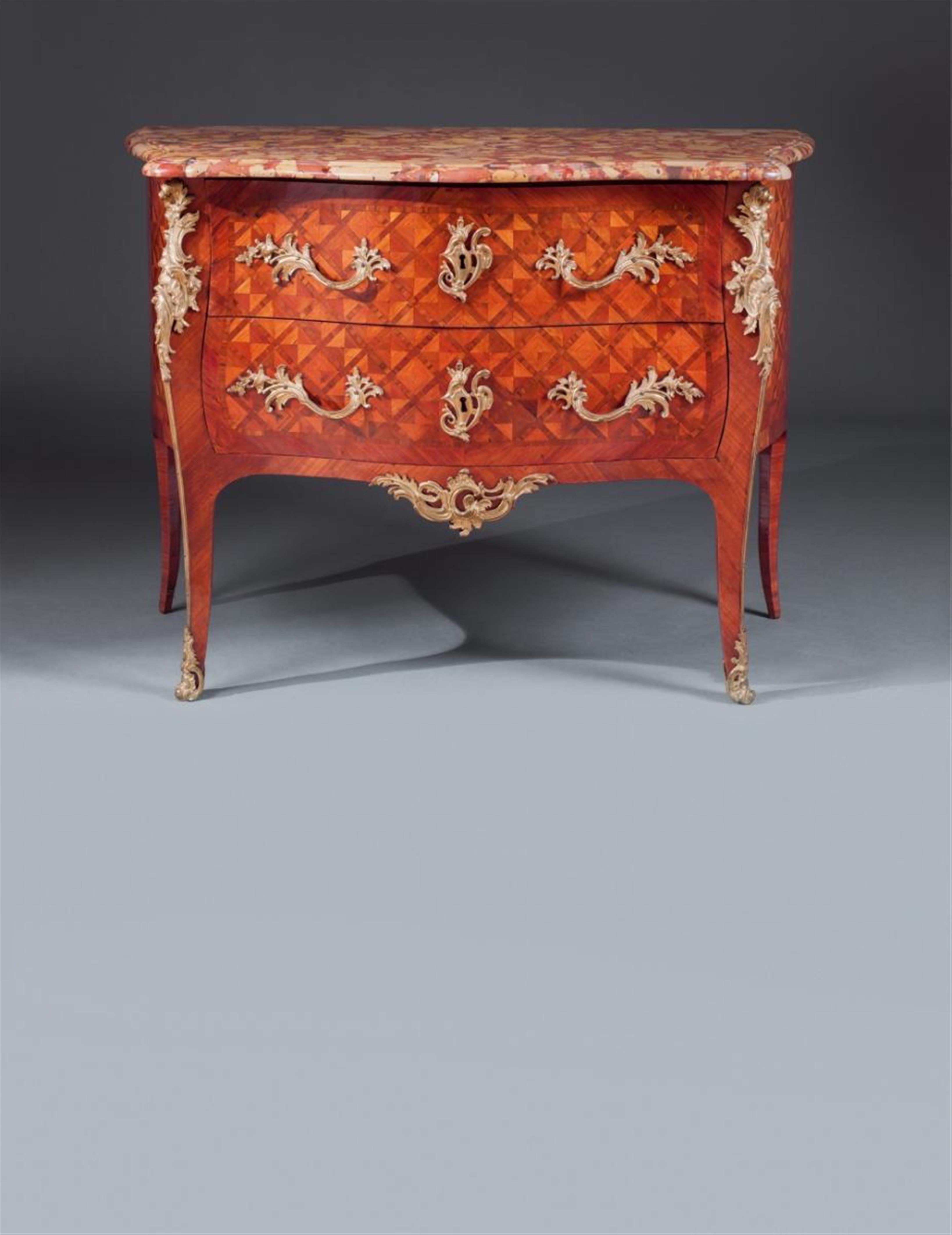 A satin- and rosewood veneered époque Louis XV chest of drawers with chequerboard marquetry. - image-1
